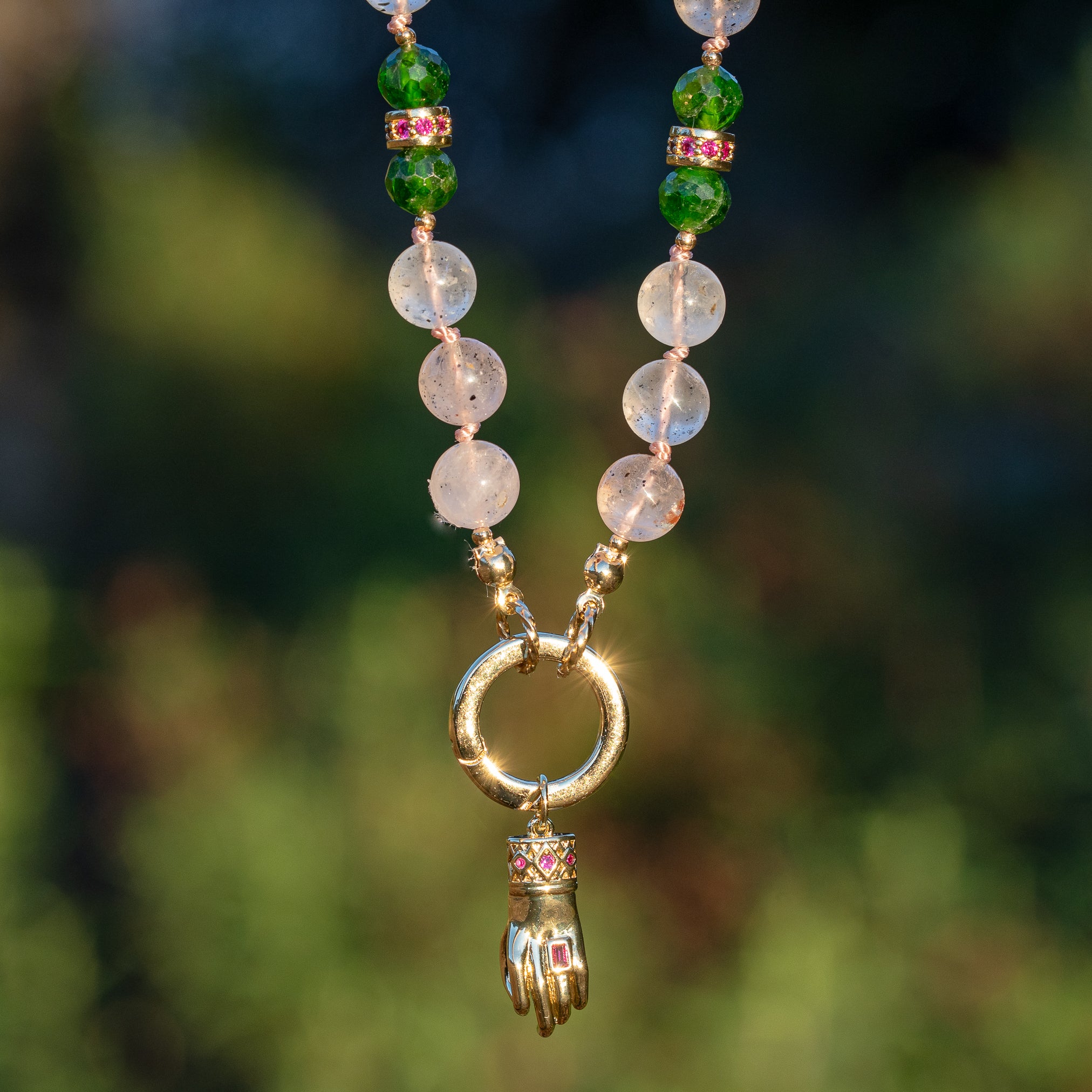 Collier noué " ouverture " en Diopside chrome, Rhodonite, Quartz à Diospide et laiton plaqué or 18k de 51 cm