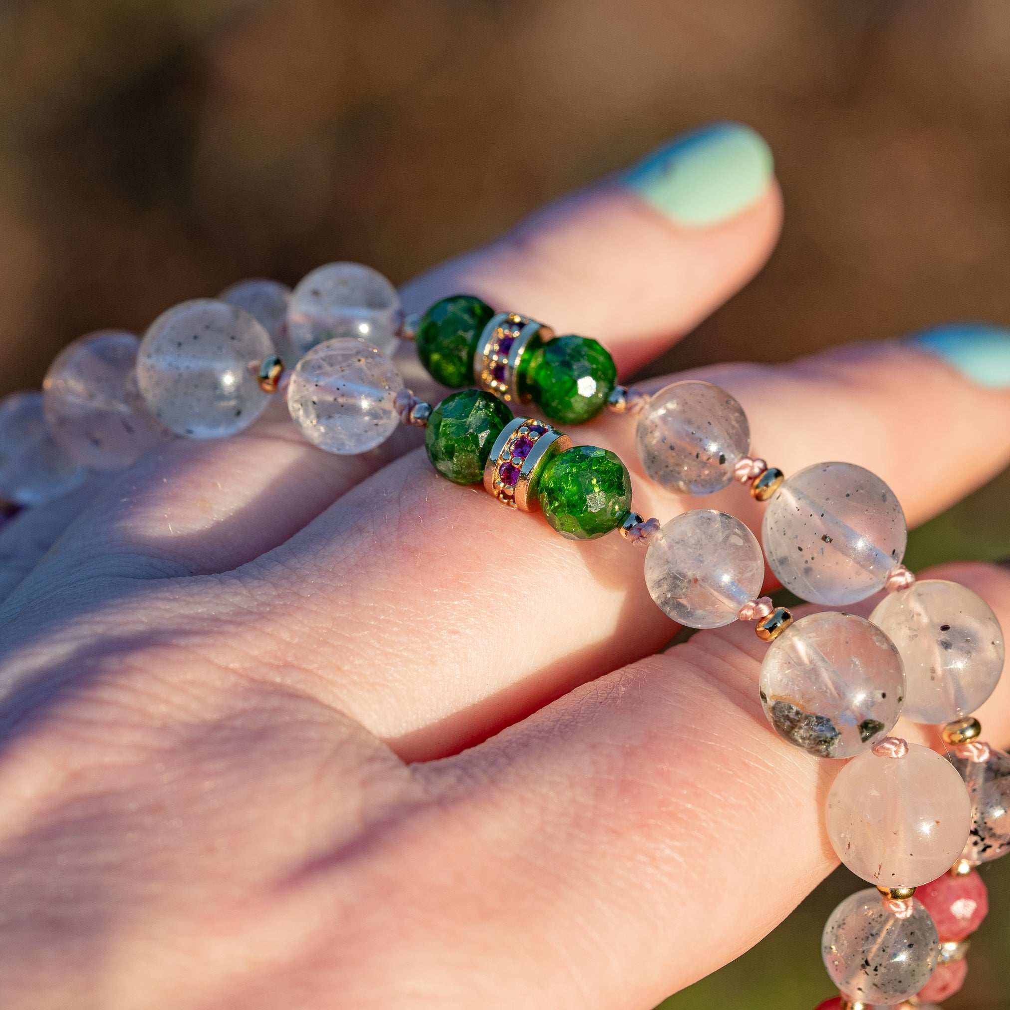 Collier noué " ouverture " en Diopside chrome, Rhodonite, Quartz à Diospide et laiton plaqué or 18k de 51 cm