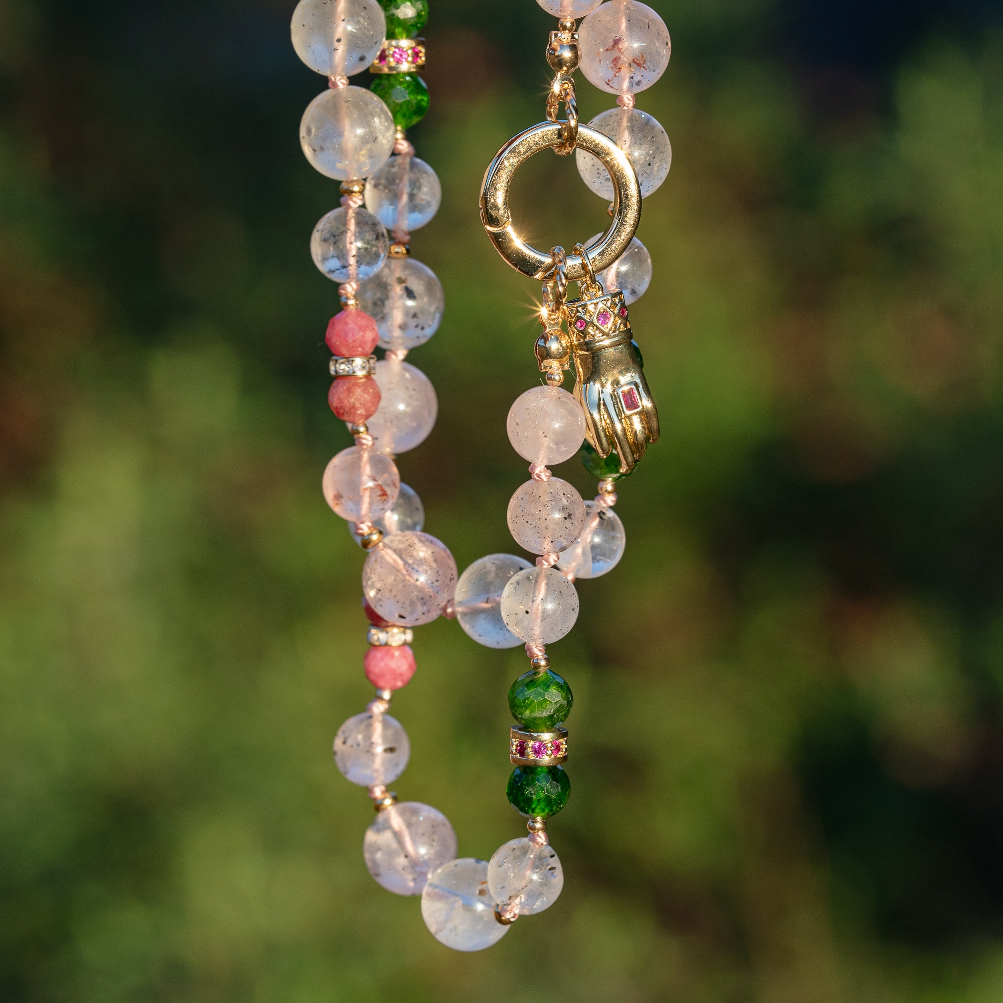 Collier noué " ouverture " en Diopside chrome, Rhodonite, Quartz à Diospide et laiton plaqué or 18k de 51 cm