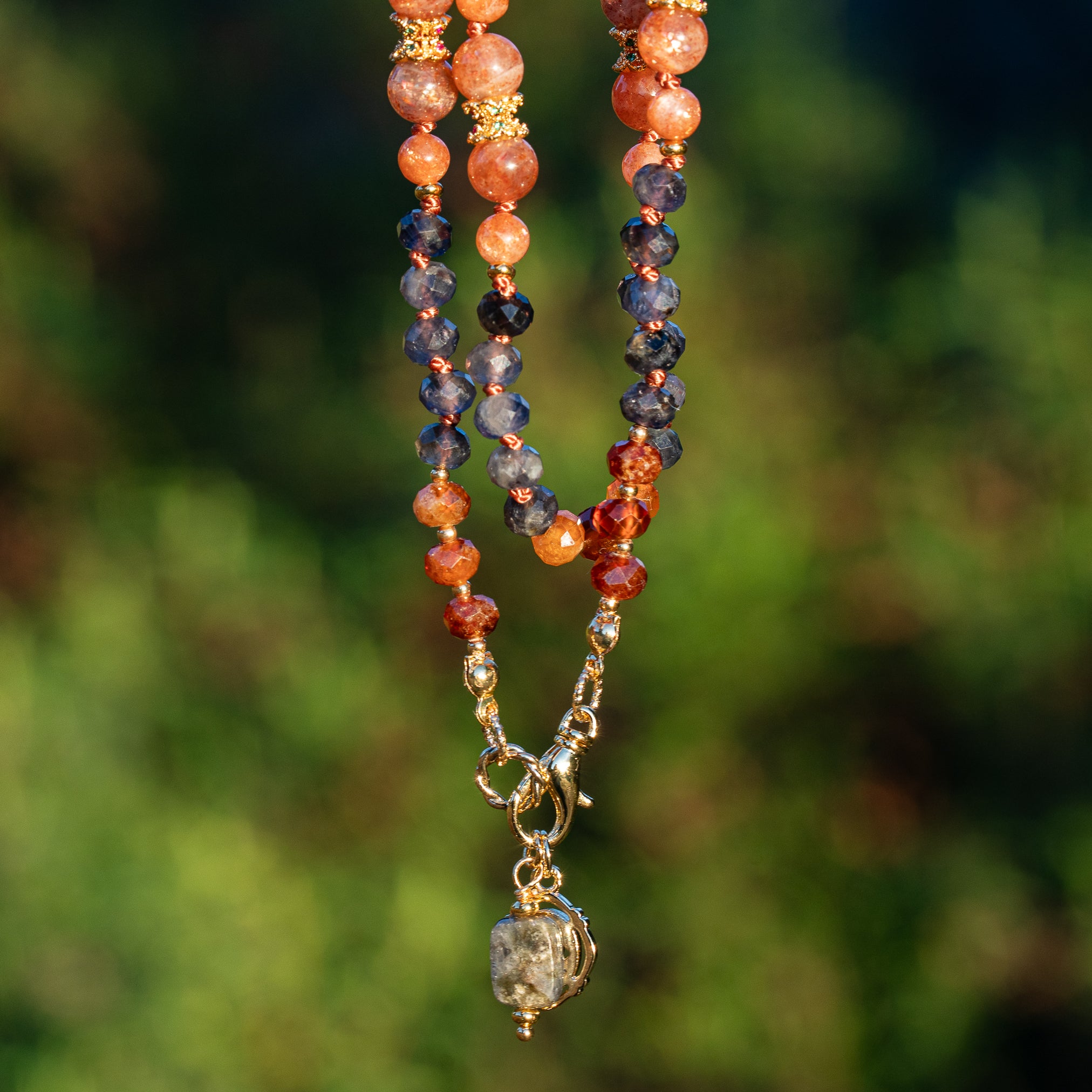 Kit collier nouĂ© " automne" đ en Iolite, Pierre de soleil et Grenat hessonite, Ă vous de crĂ©er ! âš