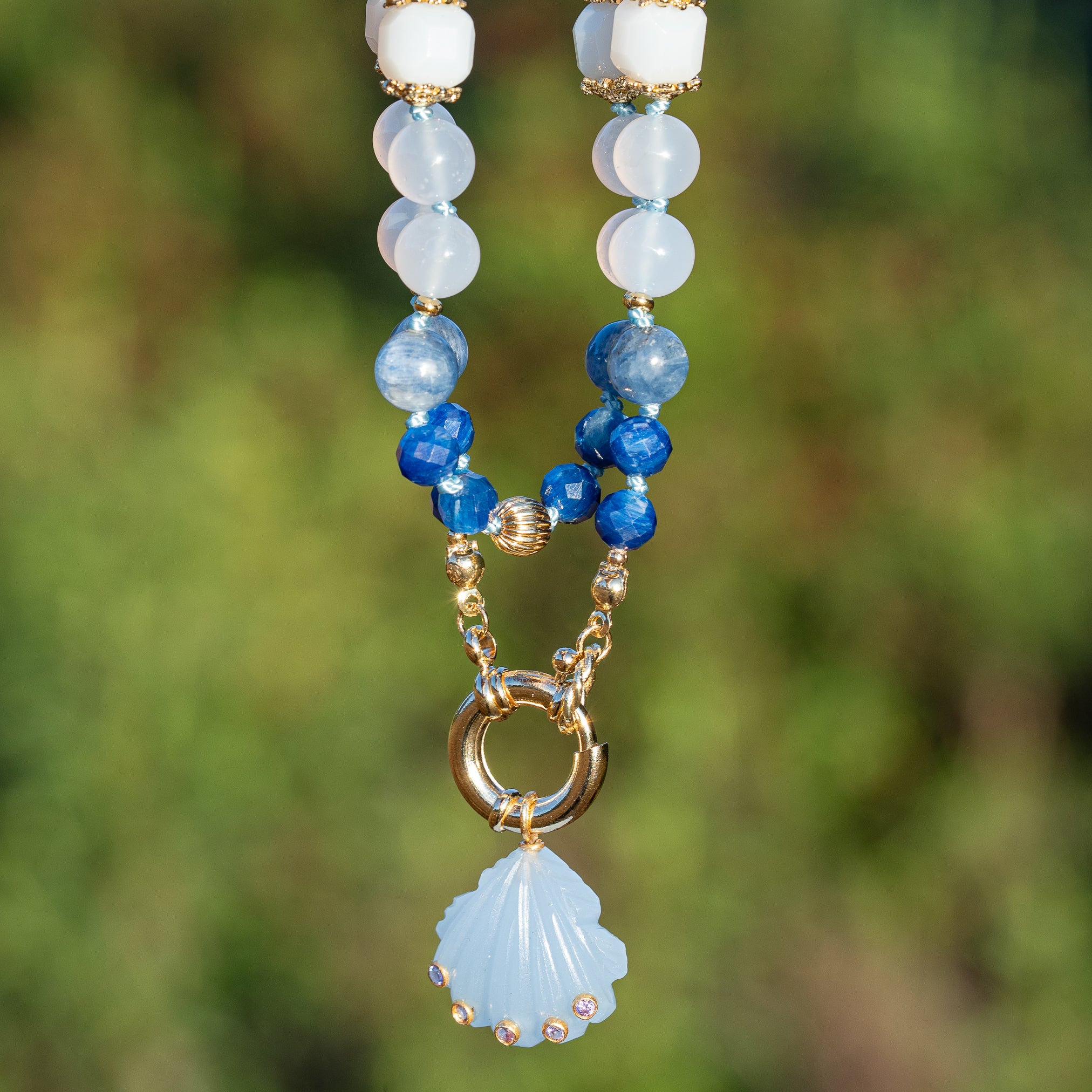 Collier noué " blue " en Calcédoine bleue, Cyanite et laiton plaqué or 18k de 48 cm