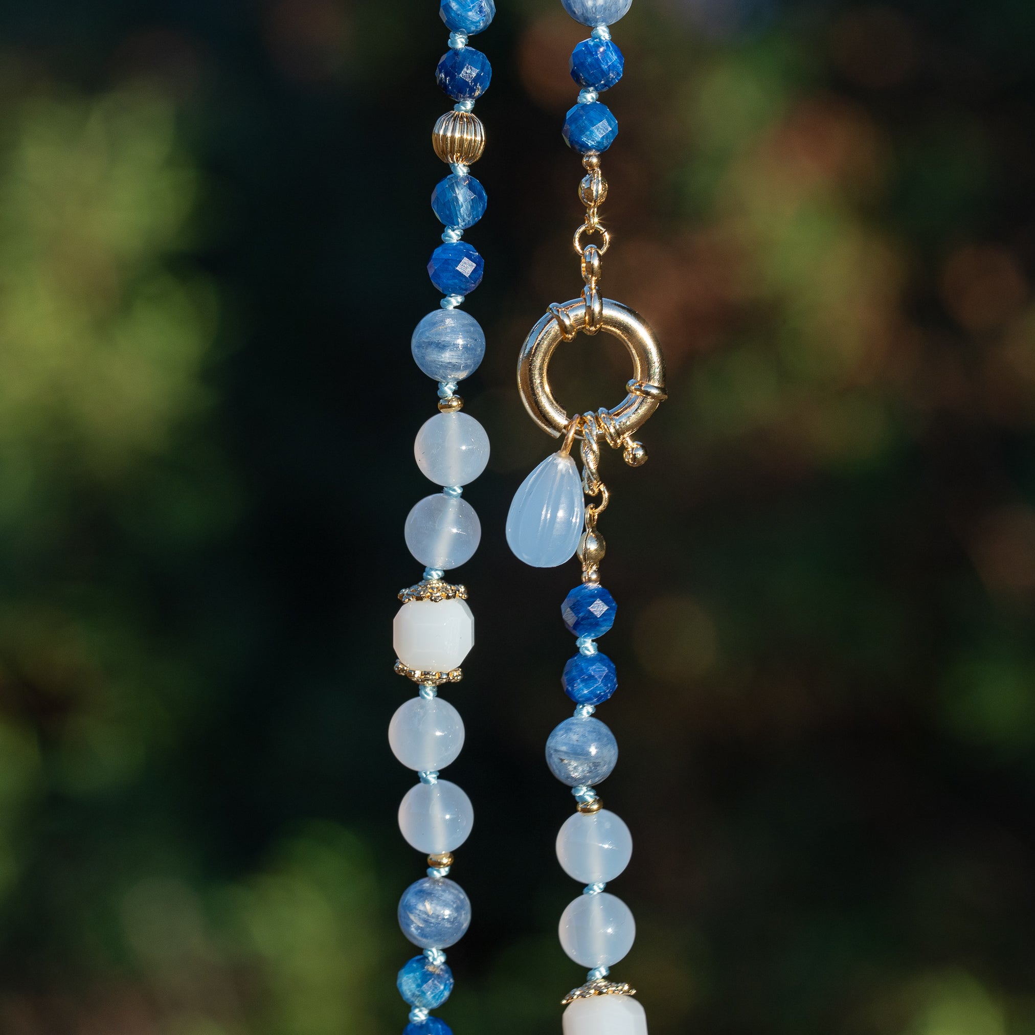 Collier noué " blue " en Calcédoine bleue, Cyanite et laiton plaqué or 18k de 48 cm