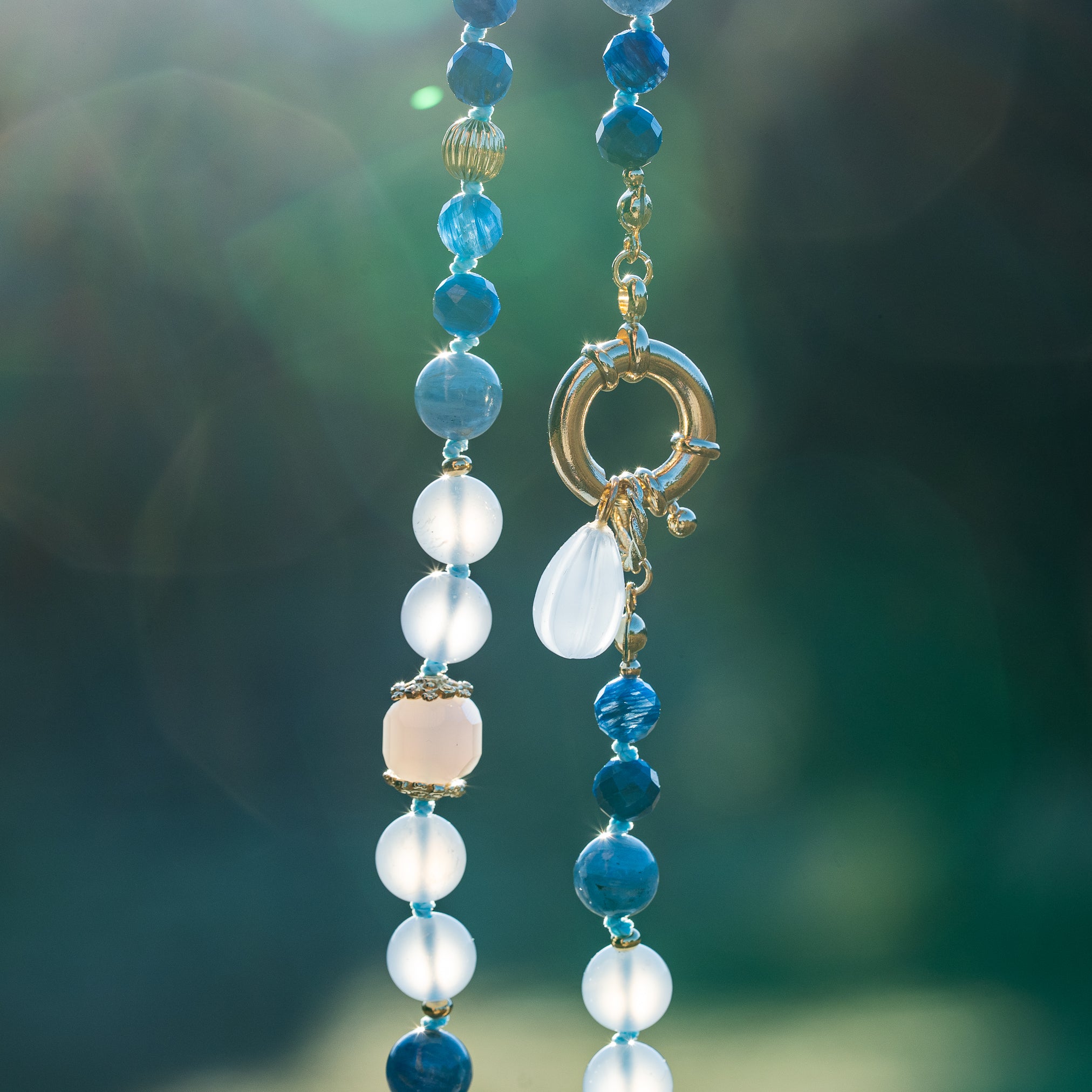 Collier noué " blue " en Calcédoine bleue, Cyanite et laiton plaqué or 18k de 48 cm