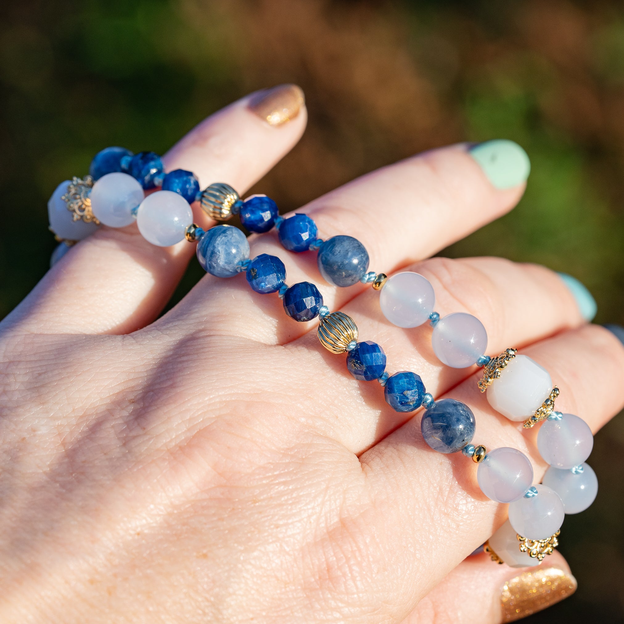 Collier noué " blue " en Calcédoine bleue, Cyanite et laiton plaqué or 18k de 48 cm