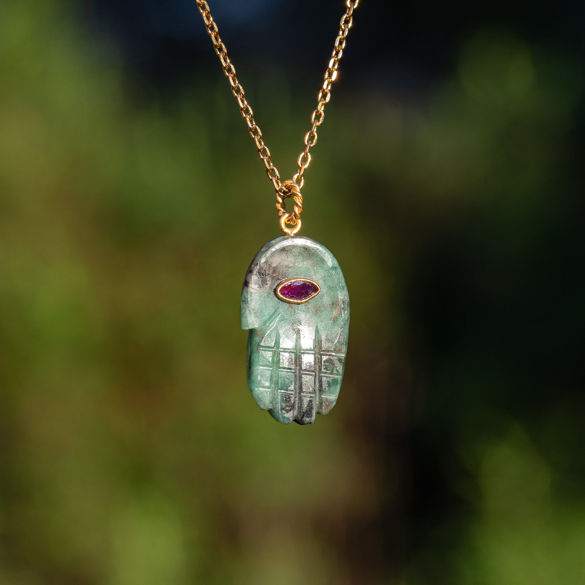 Les pendentifs main " Nidhih " en Émeraude, zirconium et argent 925 plaqué or de env 32 mm ( à l&