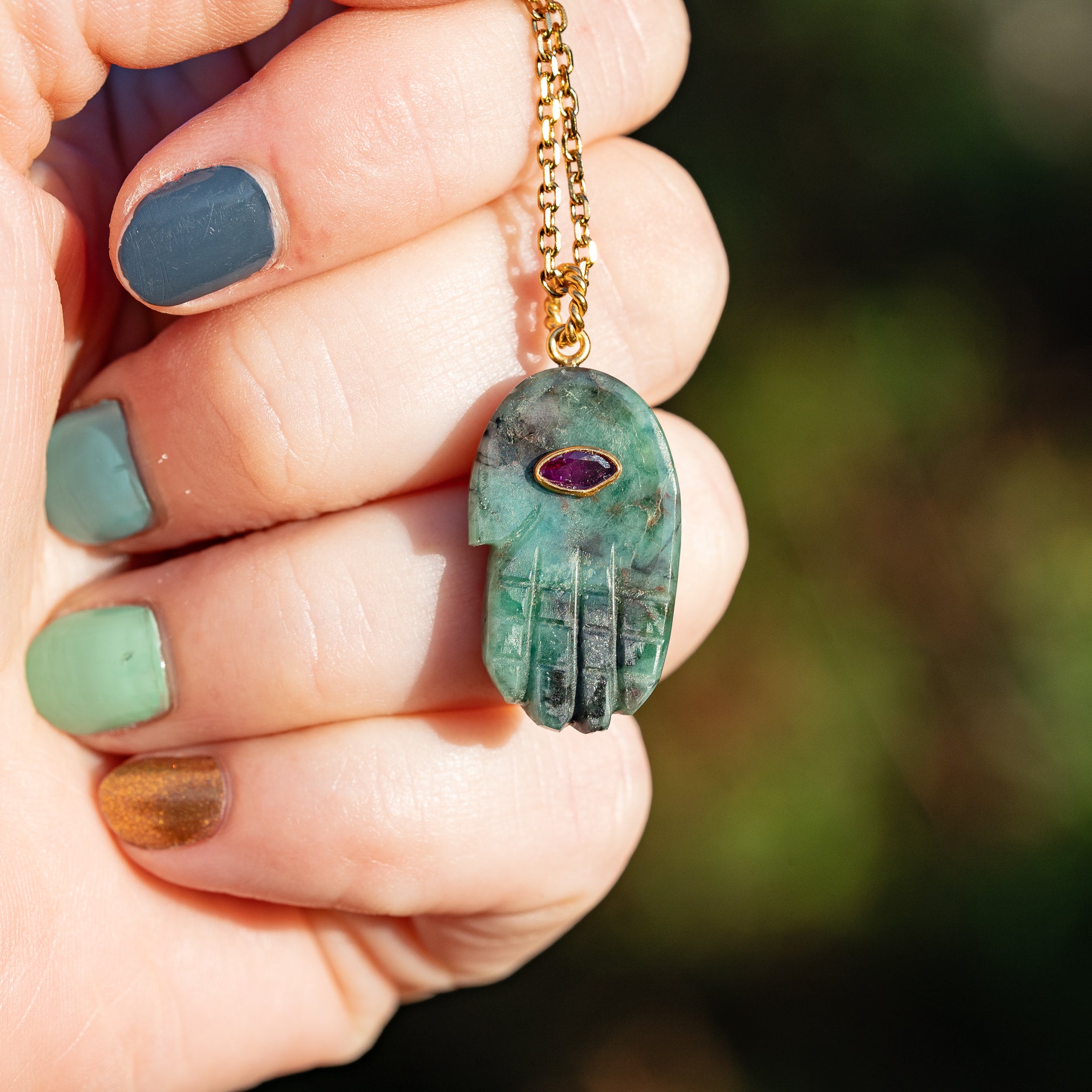 Les pendentifs main " Nidhih " en Émeraude, zirconium et argent 925 plaqué or de env 32 mm ( à l&