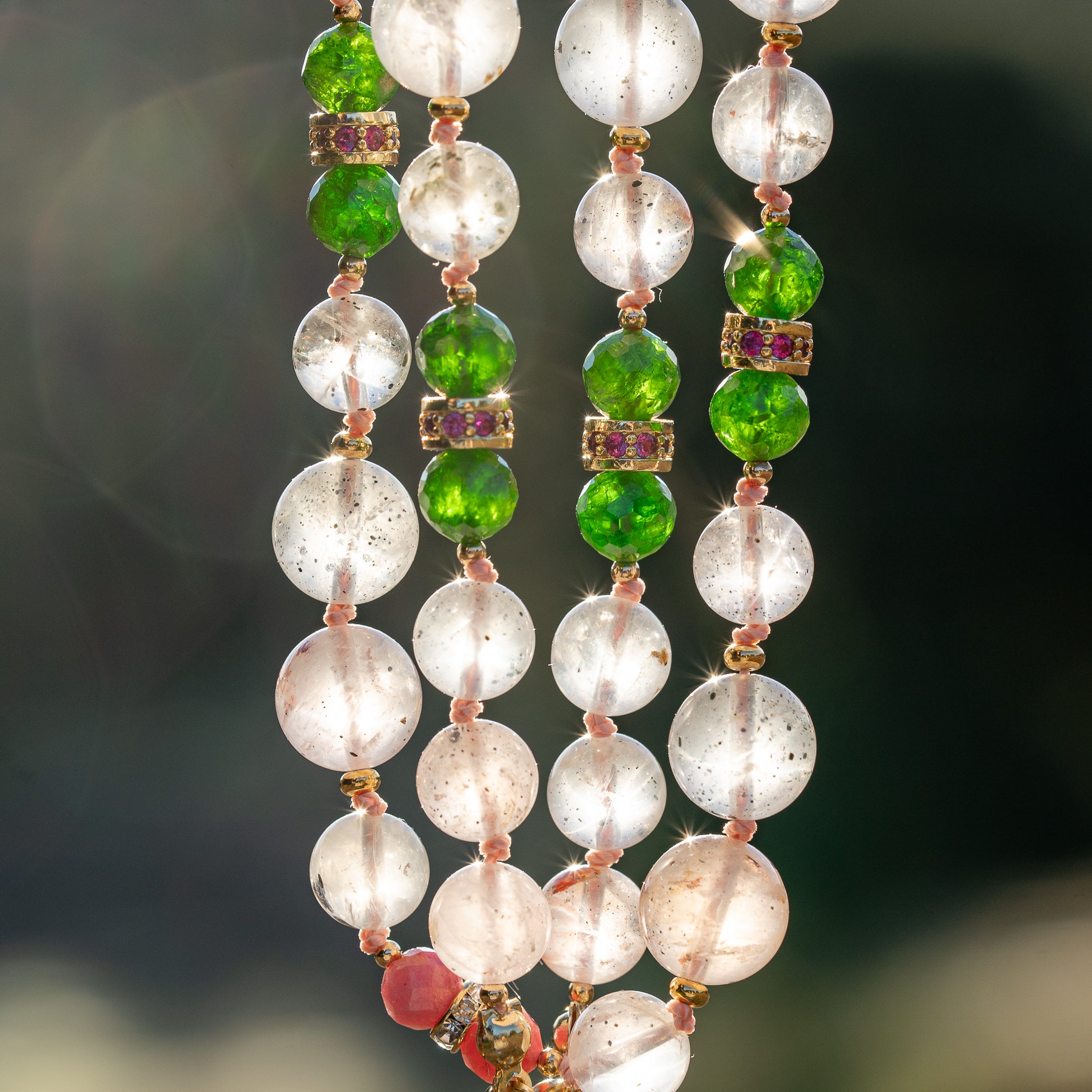 Collier noué " ouverture " en Diopside chrome, Rhodonite, Quartz à Diospide et laiton plaqué or 18k de 51 cm