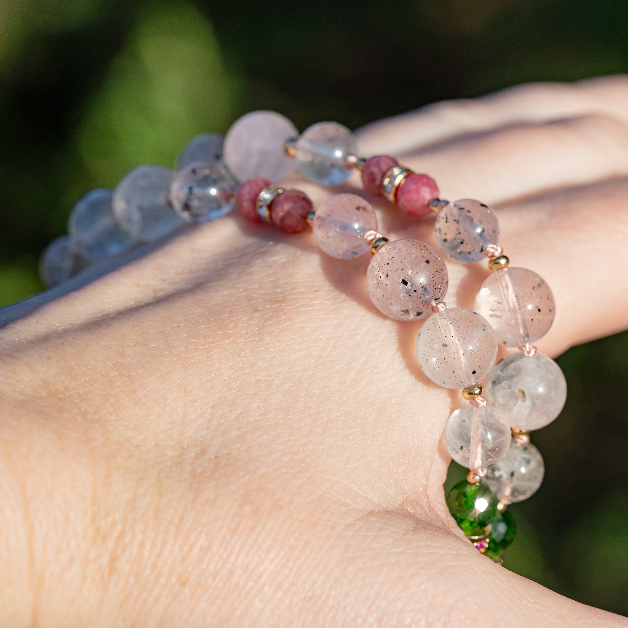 Collier noué " ouverture " en Diopside chrome, Rhodonite, Quartz à Diospide et laiton plaqué or 18k de 51 cm