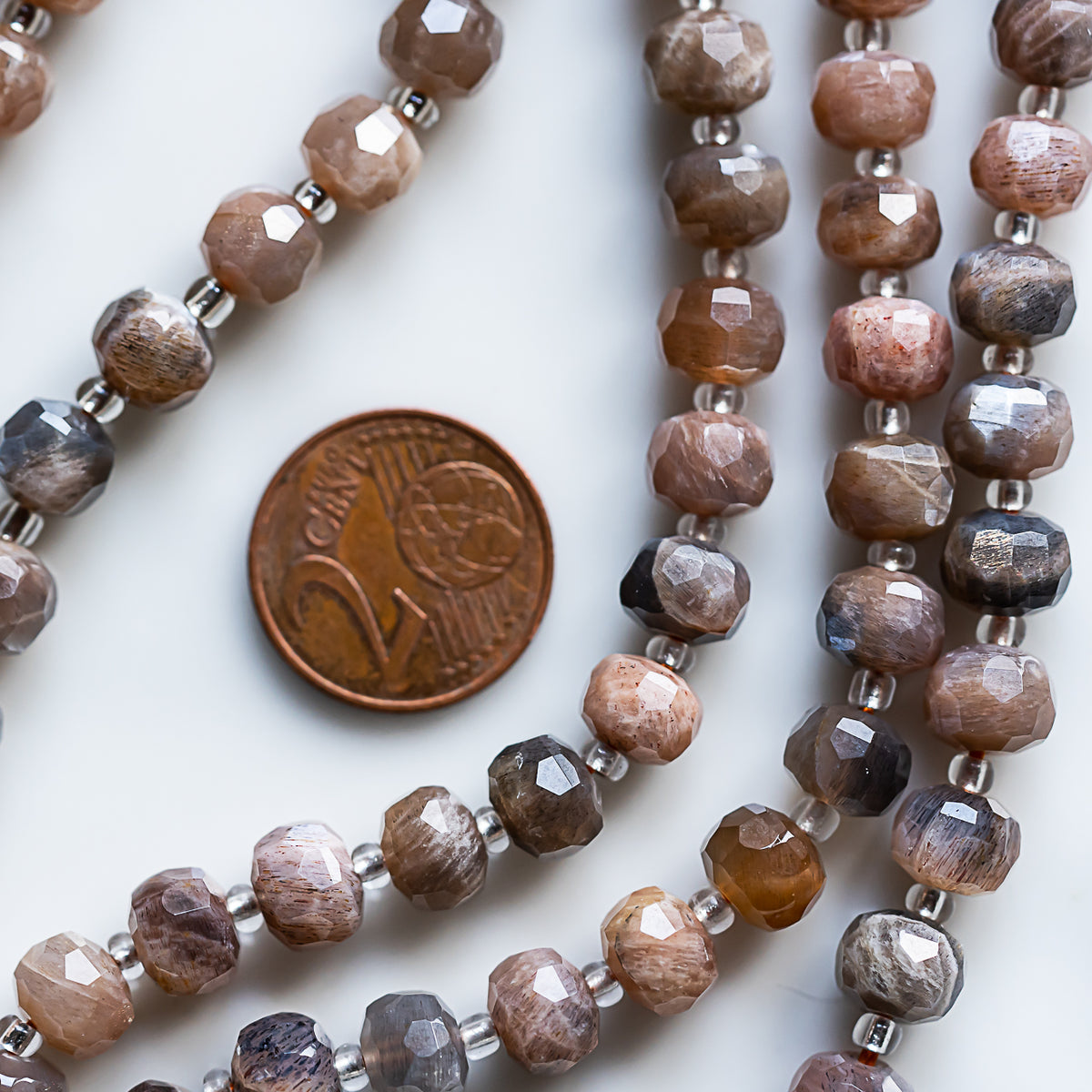 Perles rondelles facettes de pierre de soleil noire de 8 x 5,5 mm ( 1/2 rang de env 24 perles )
