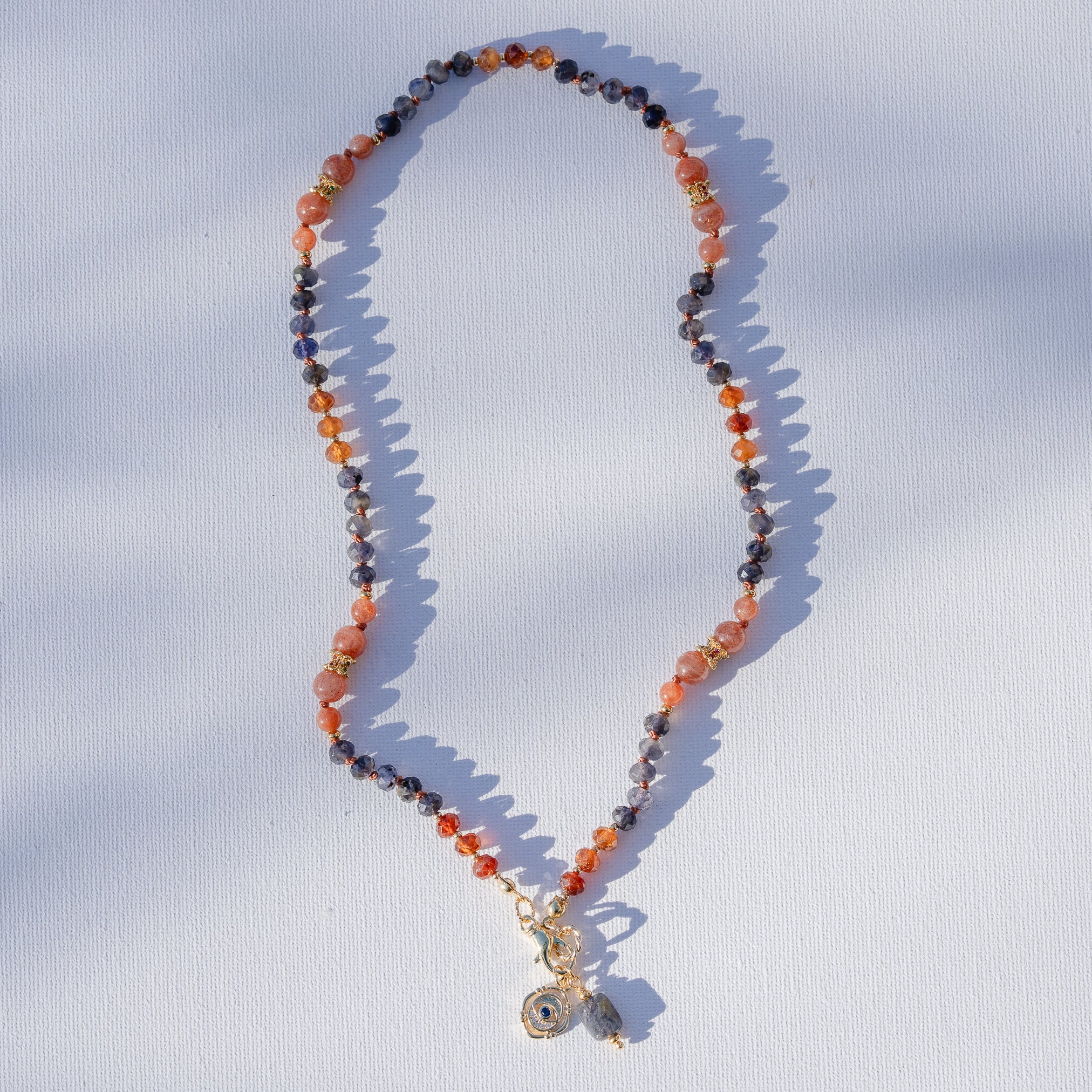Kit collier nouĂ© " automne" đ en Iolite, Pierre de soleil et Grenat hessonite, Ă vous de crĂ©er ! âš
