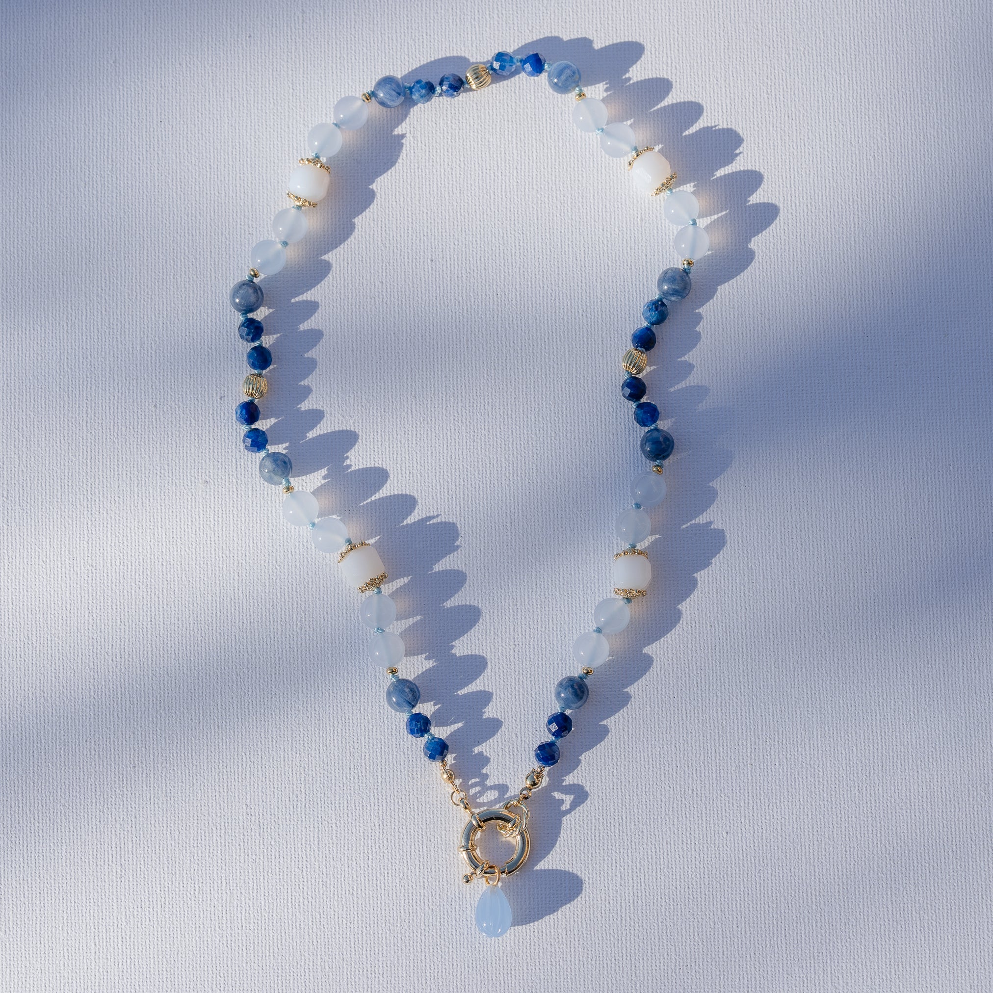 Kit collier nouĂ© " blue " đ©” en CalcĂ©doine bleue et Cyanite, Ă vous de crĂ©er ! âš