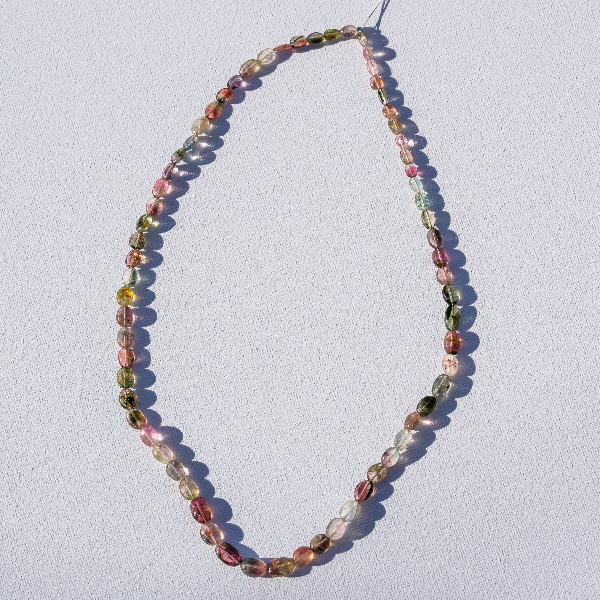 Fil de 43 cm de perles ovales lisses de Tourmaline multicolore " qualité wouah " 🌈 de 4/9 mm ( fil 8 )