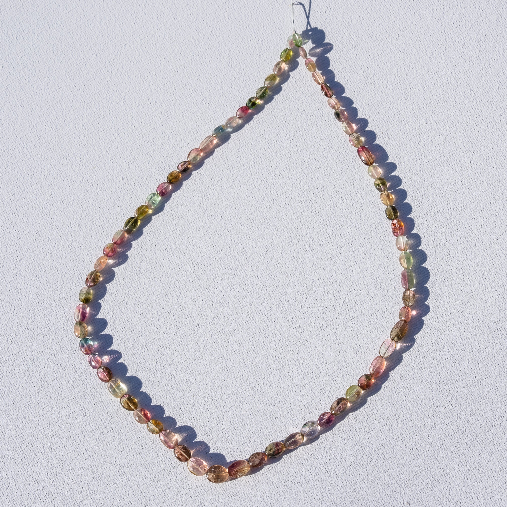 Fil de 43 cm de perles ovales lisses de Tourmaline multicolore " qualité wouah " 🌈 de 4/9 mm ( fil 12 )