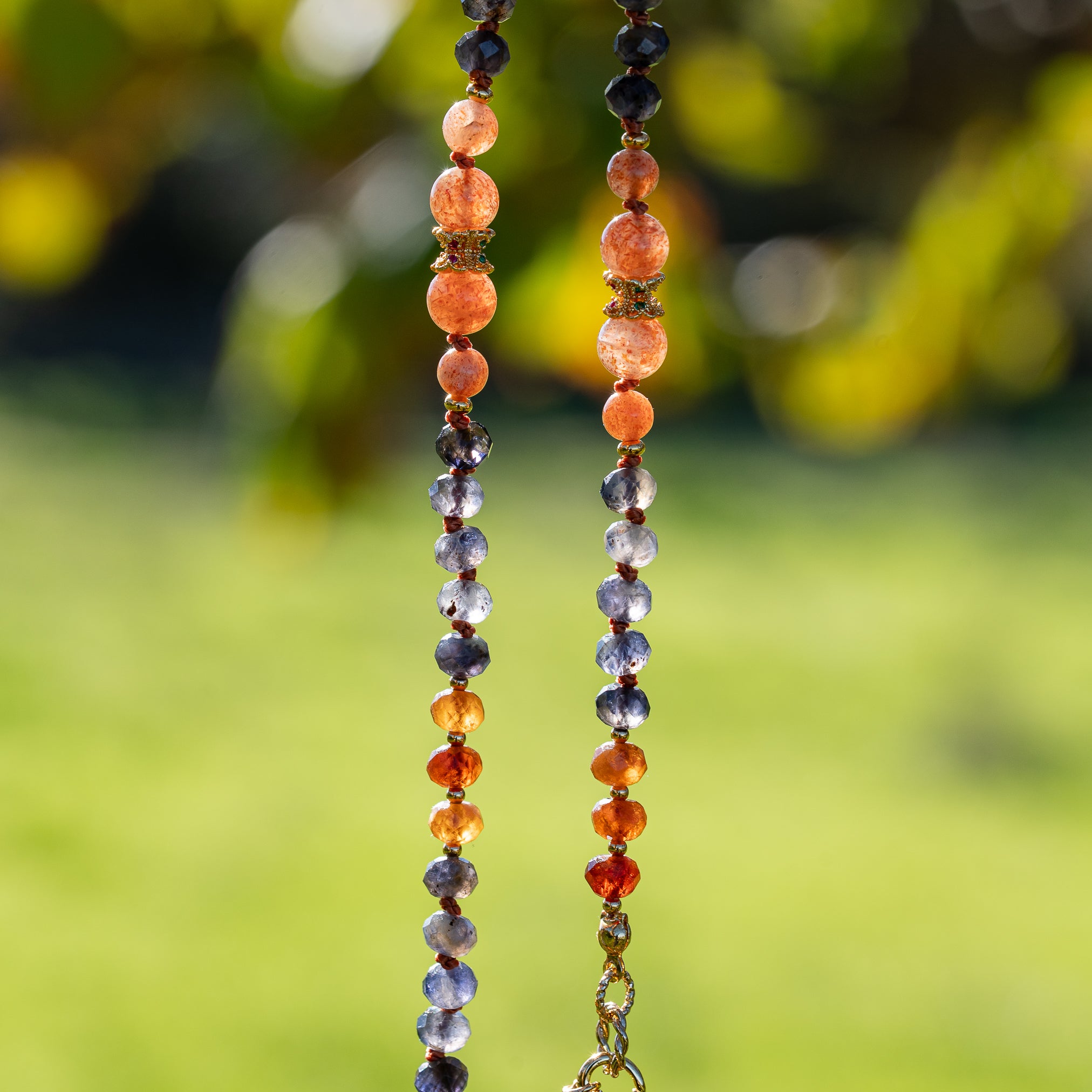 Kit collier nouĂ© " automne" đ en Iolite, Pierre de soleil et Grenat hessonite, Ă vous de crĂ©er ! âš