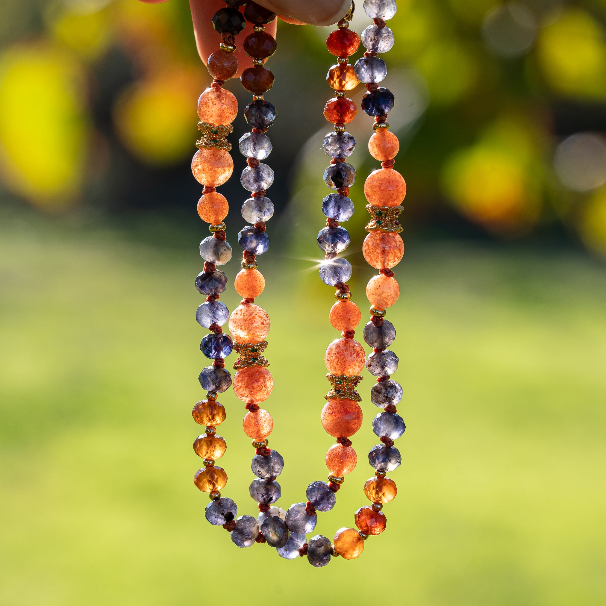 Kit collier nouĂ© " automne" đ en Iolite, Pierre de soleil et Grenat hessonite, Ă vous de crĂ©er ! âš