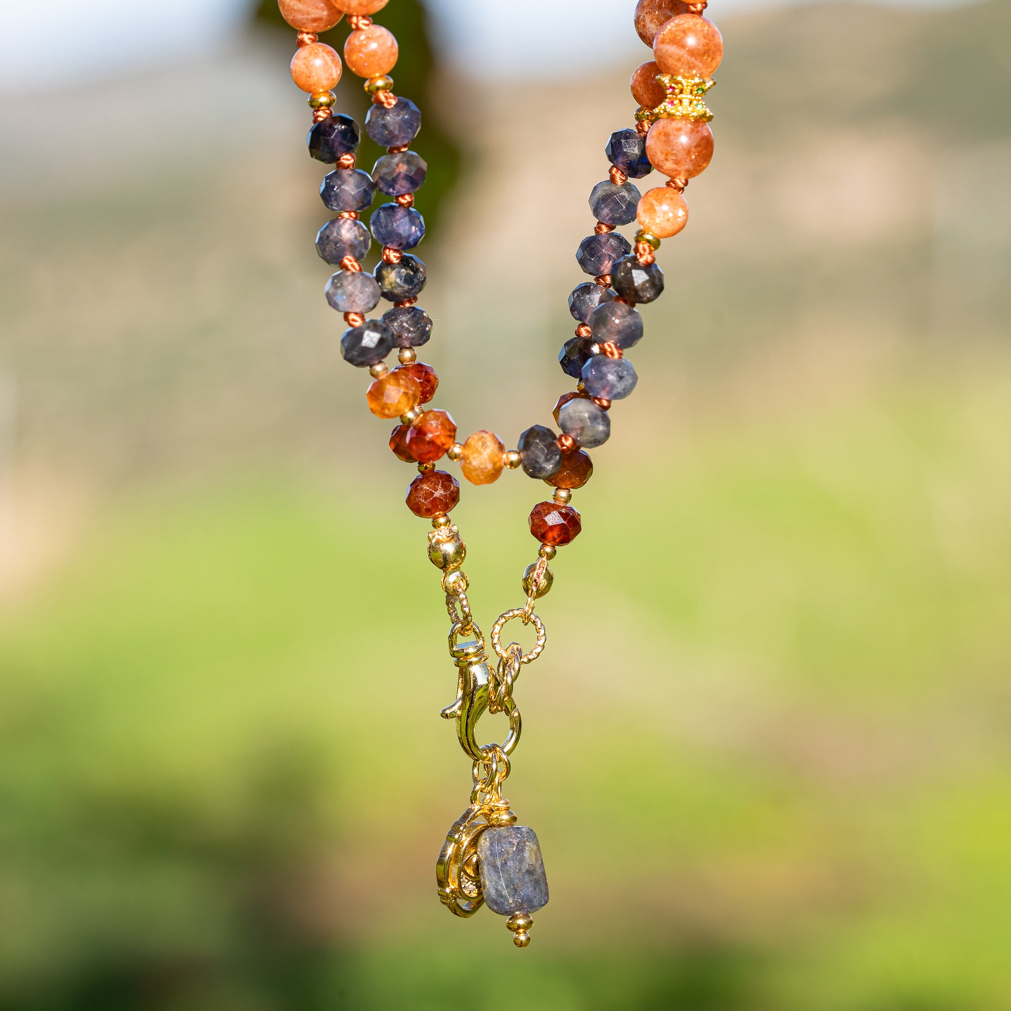 Kit collier nouĂ© " automne" đ en Iolite, Pierre de soleil et Grenat hessonite, Ă vous de crĂ©er ! âš