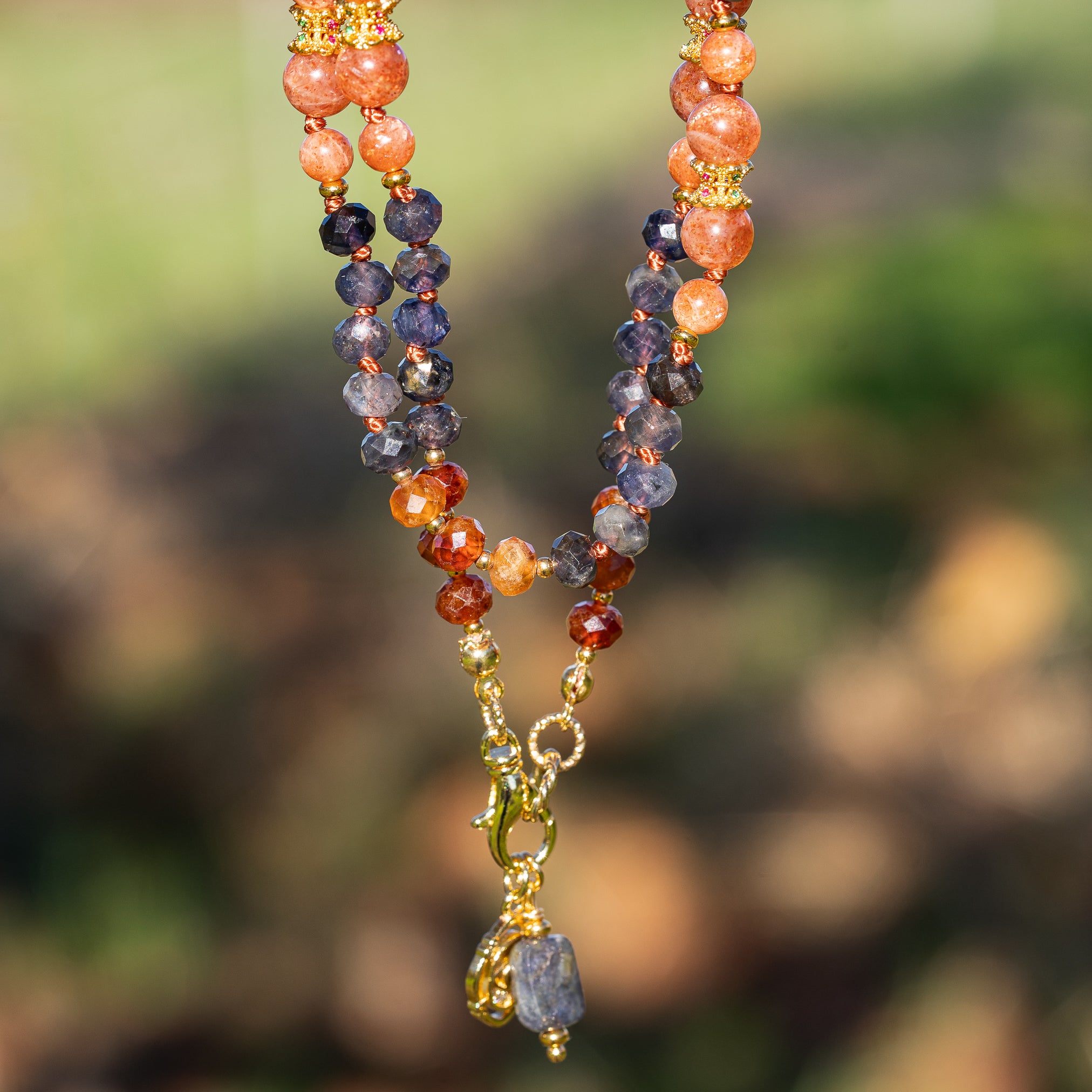 Kit collier nouĂ© " automne" đ en Iolite, Pierre de soleil et Grenat hessonite, Ă vous de crĂ©er ! âš