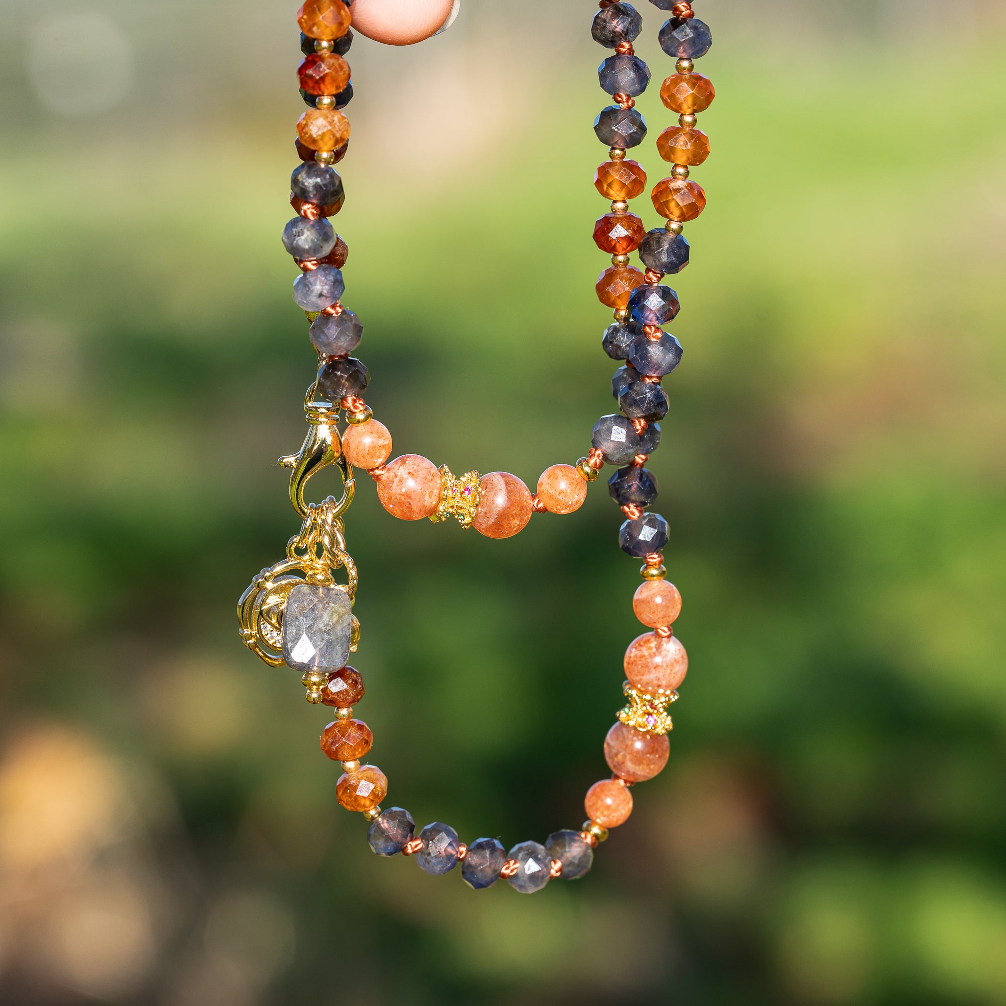 Kit collier nouĂ© " automne" đ en Iolite, Pierre de soleil et Grenat hessonite, Ă vous de crĂ©er ! âš