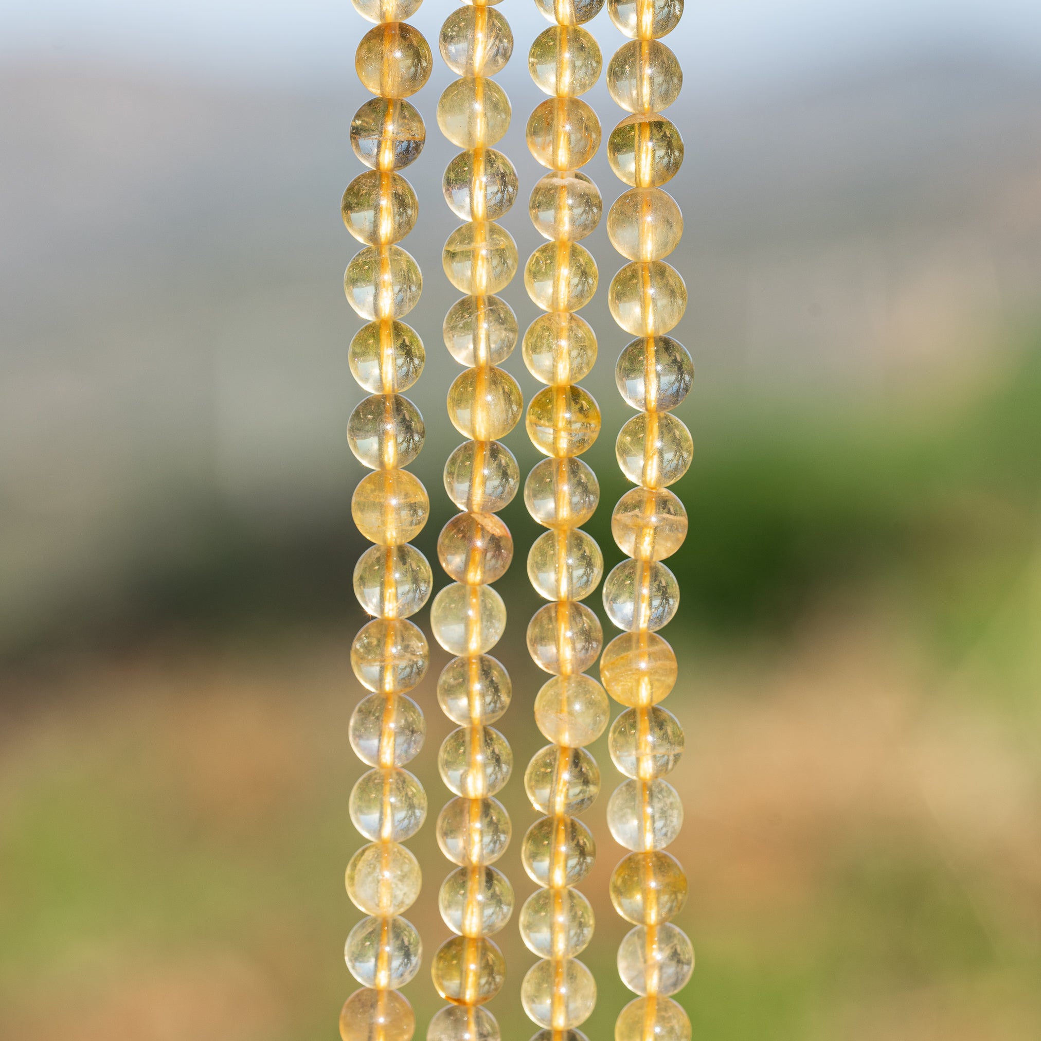 Perles rondes lisses de Fluorite jaune de 6 mm ( 1/2 rang de env 24 perles )