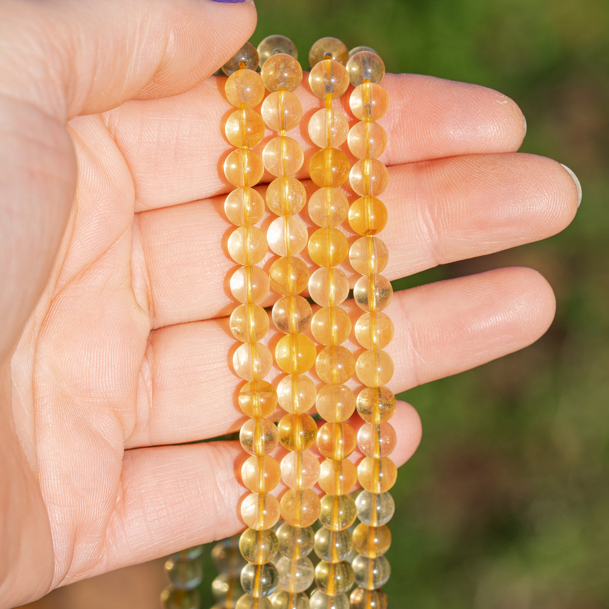Perles rondes lisses de Fluorite jaune de 6,3 mm ( 1/2 rang de env 32 perles )