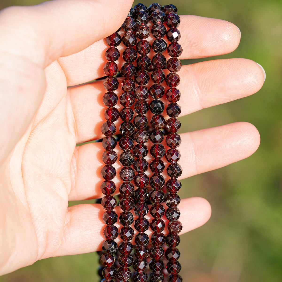Perles rondes facettes de Grenat rouge orangé de 5,5 mm ( 1/2 rang de env 36 perles )