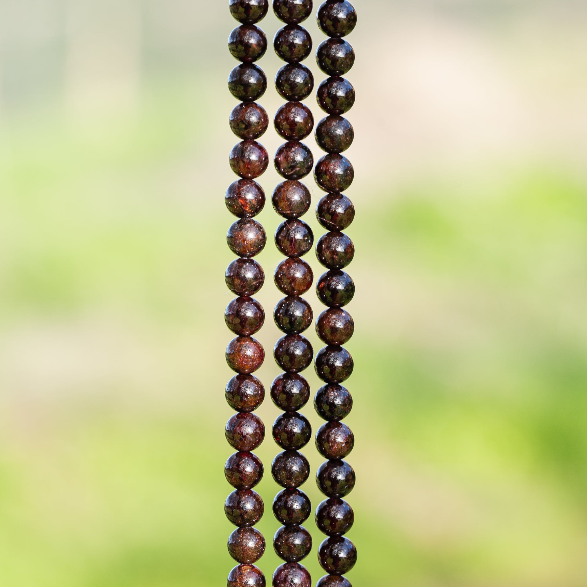 Perles rondes lisses de Grenat almandin de 6,5 mm ( rang de env 60 perles )