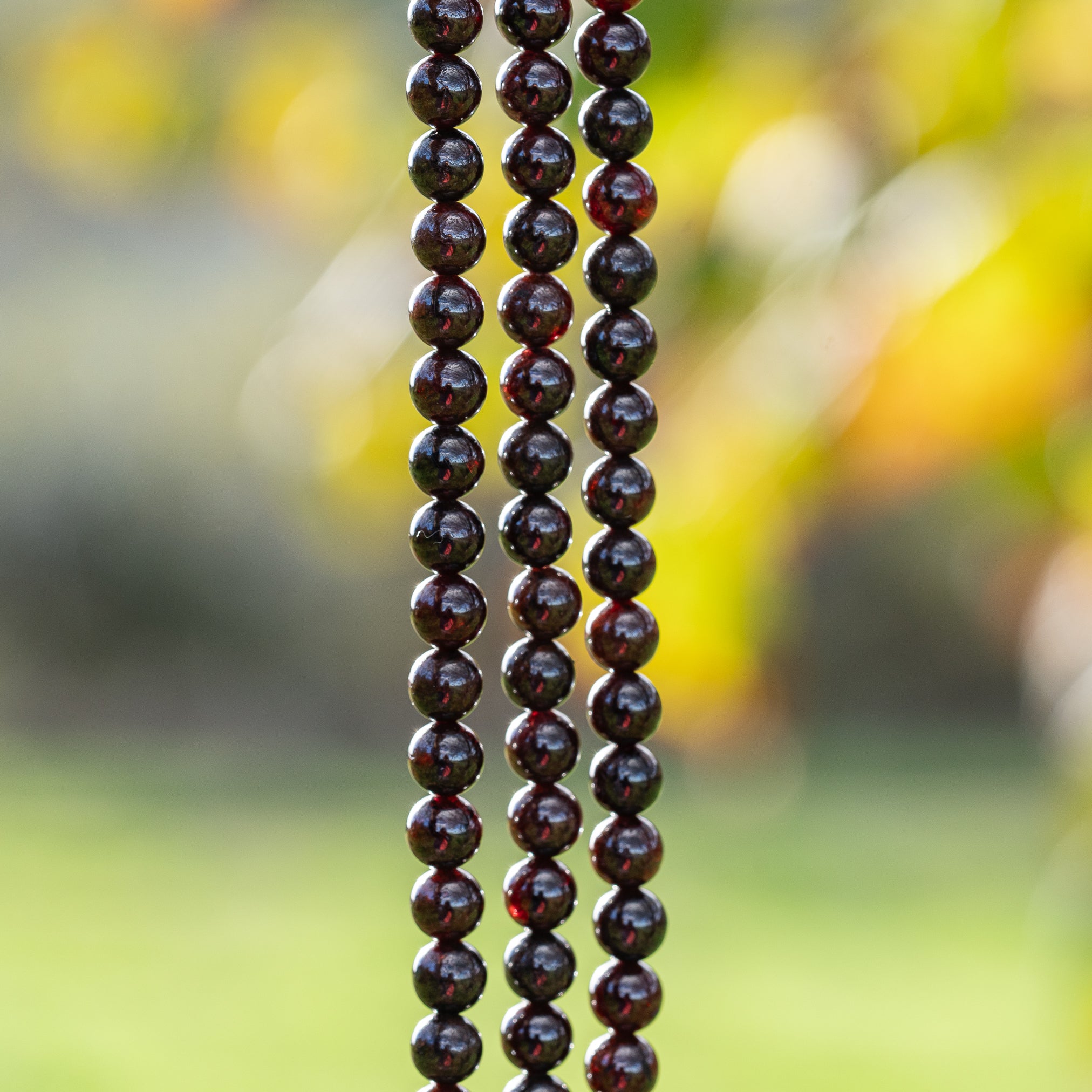 Perles rondes lisses de Grenat almandin de 6,5 mm ( rang de env 60 perles )