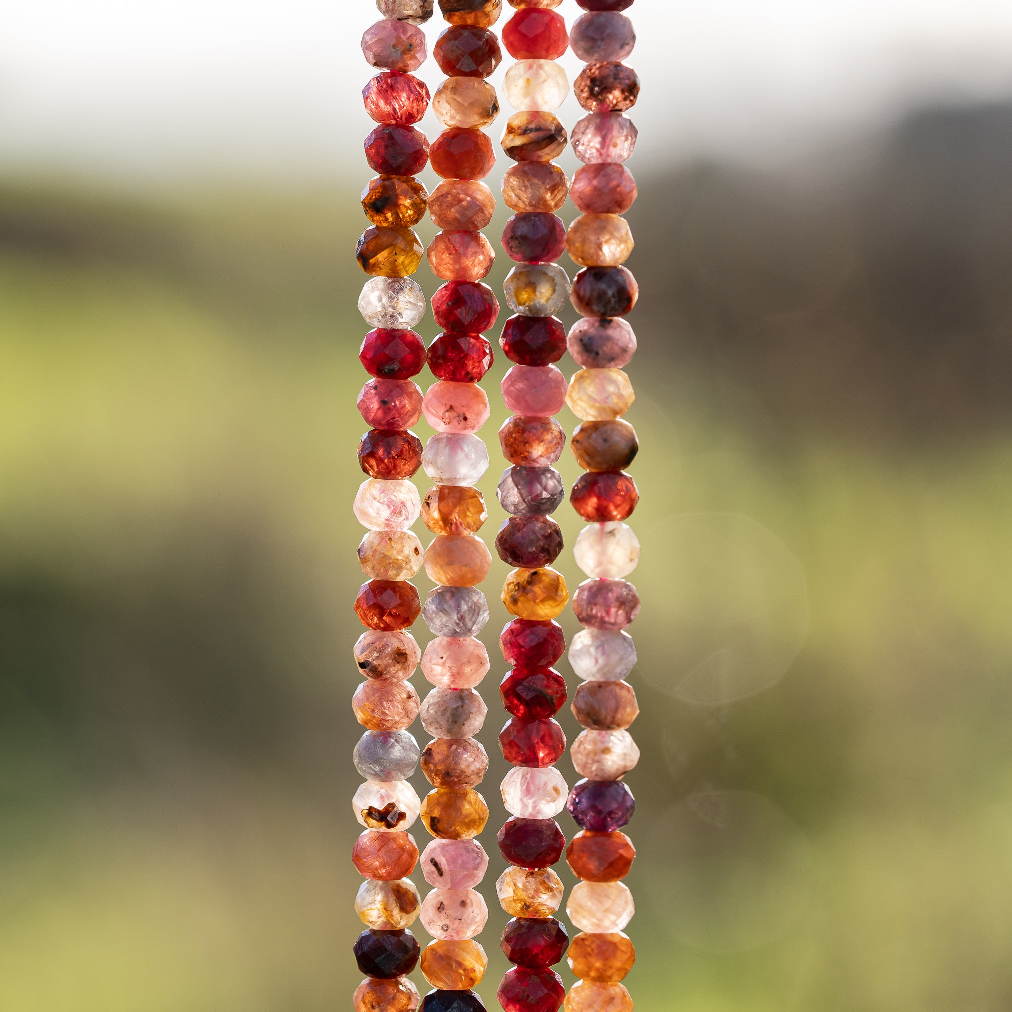 Perles rondelles facettes de Spinelle multicolore de 5,5 mm ( 1/2 rang de env 46 perles )