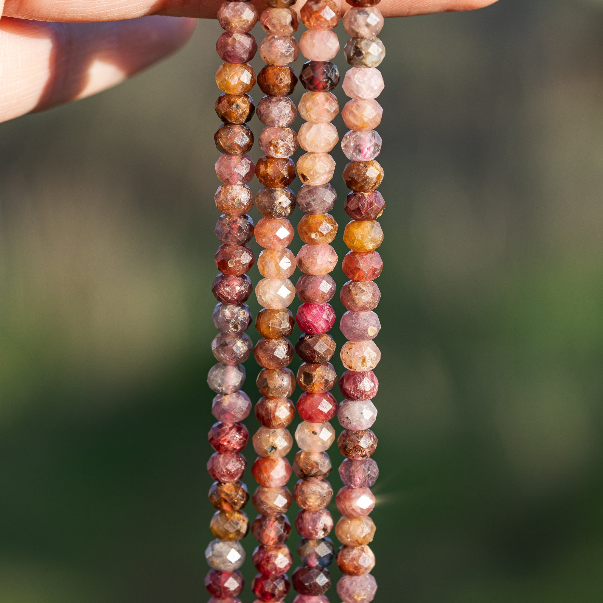 Perles rondelles facettes de Spinelle multicolore de 5,5 mm ( 1/2 rang de env 46 perles )