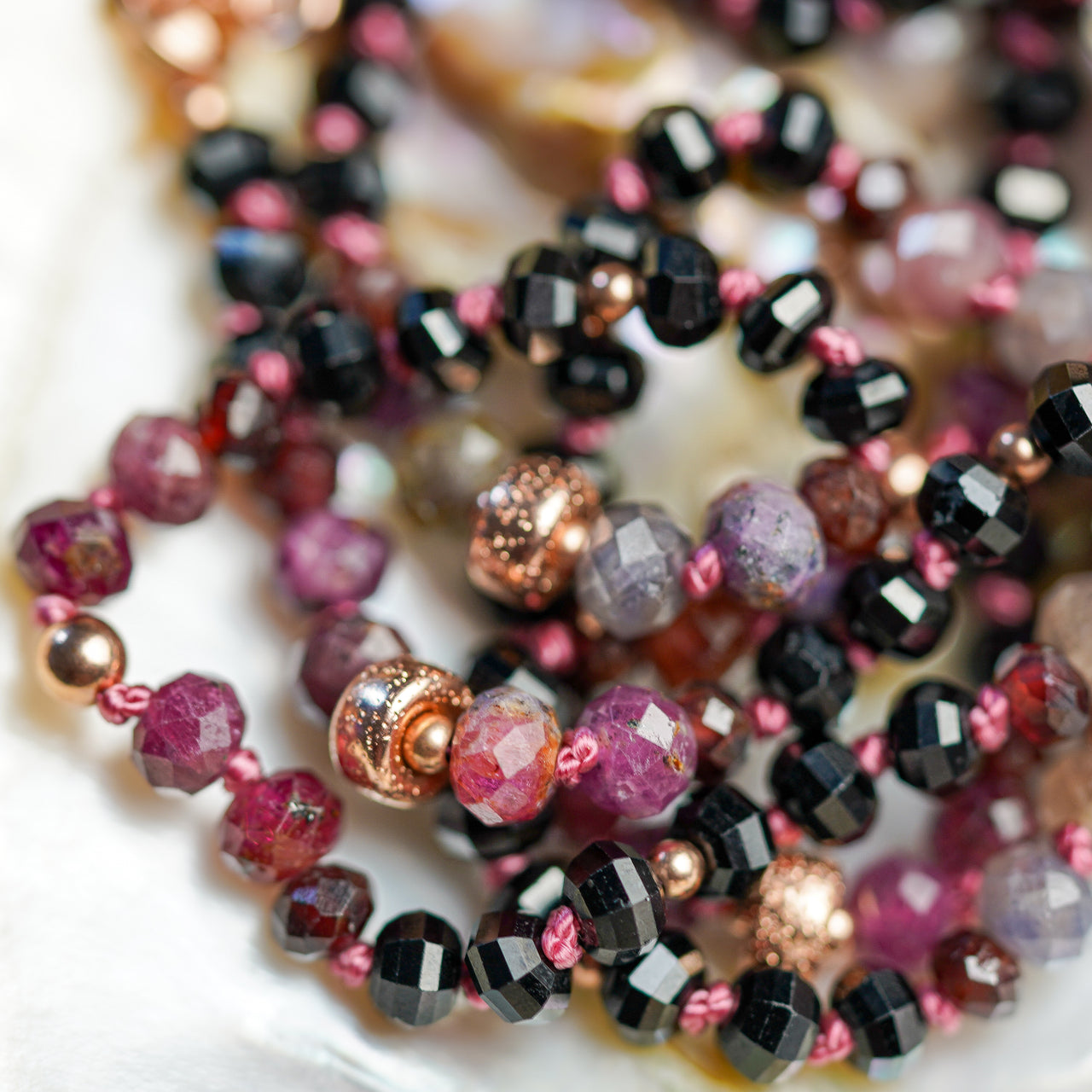 Perles rondelles facettes de Spinelle multicolore de 5,5 mm ( 1/2 rang de env 46 perles )