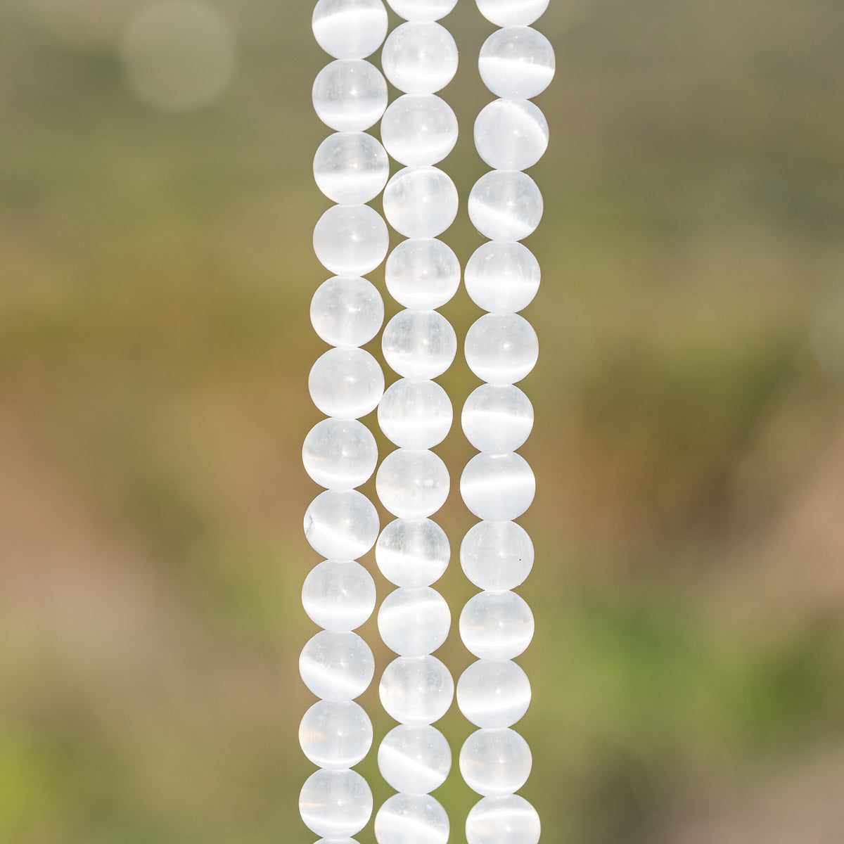 Perles rondes lisses de Sélénite de 8,5 mm ( 1/2 rang de env 24 perles )