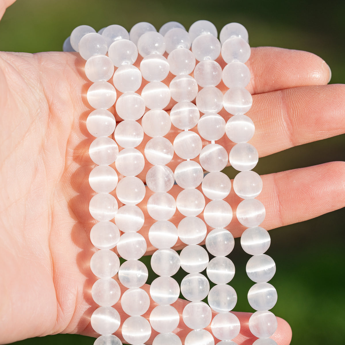 Perles rondes lisses de Sélénite de 8,5 mm ( 1/2 rang de env 24 perles )