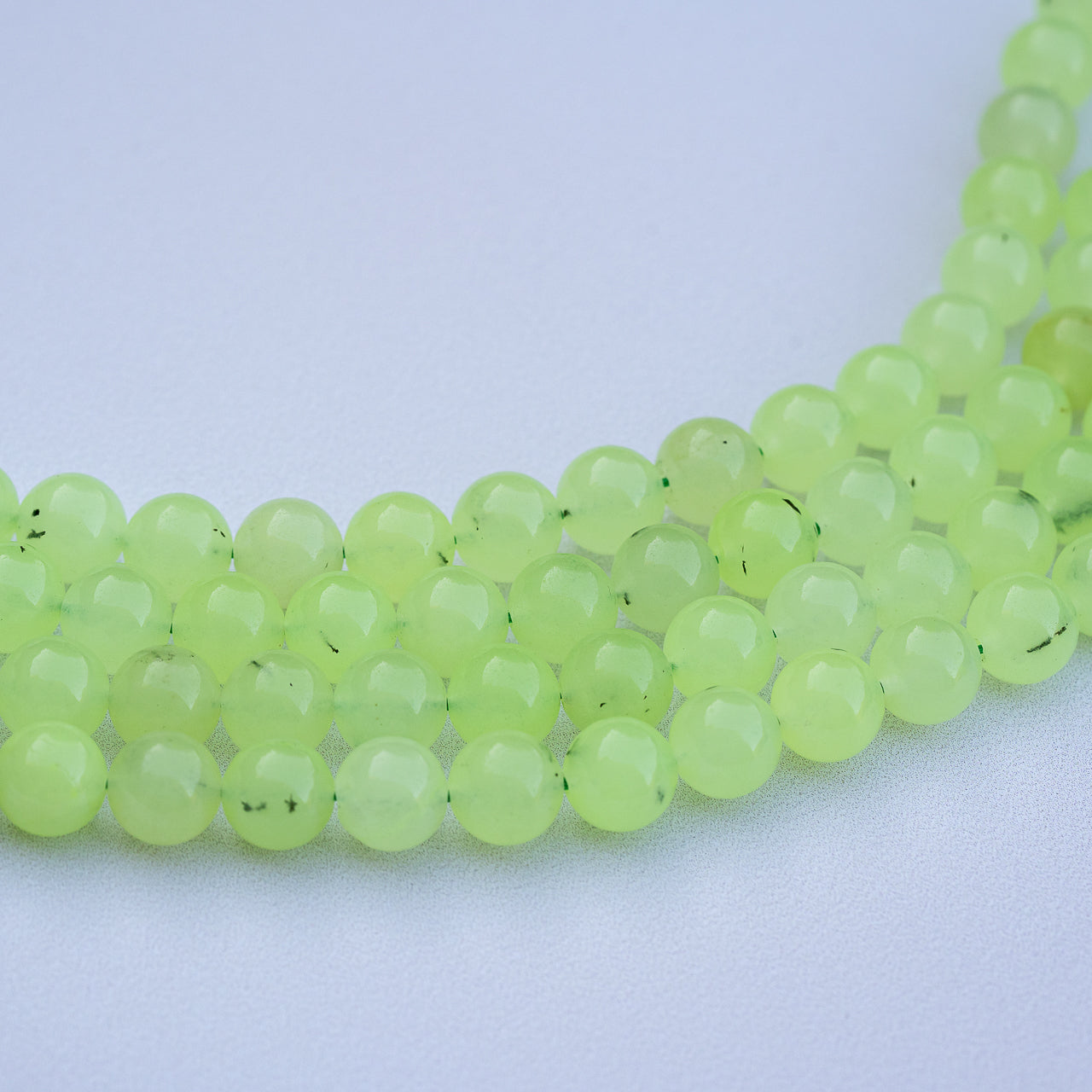 Perles rondes lisses de Préhnite verte de 9 mm ( 1/2 rang de env 20 perles )