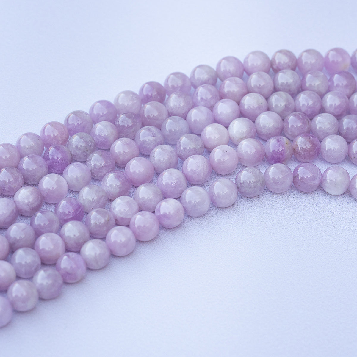 Perles rondes lisses de Kunzite grade A+ de 8 mm ( 1/4 rang de env 11/12 perles )