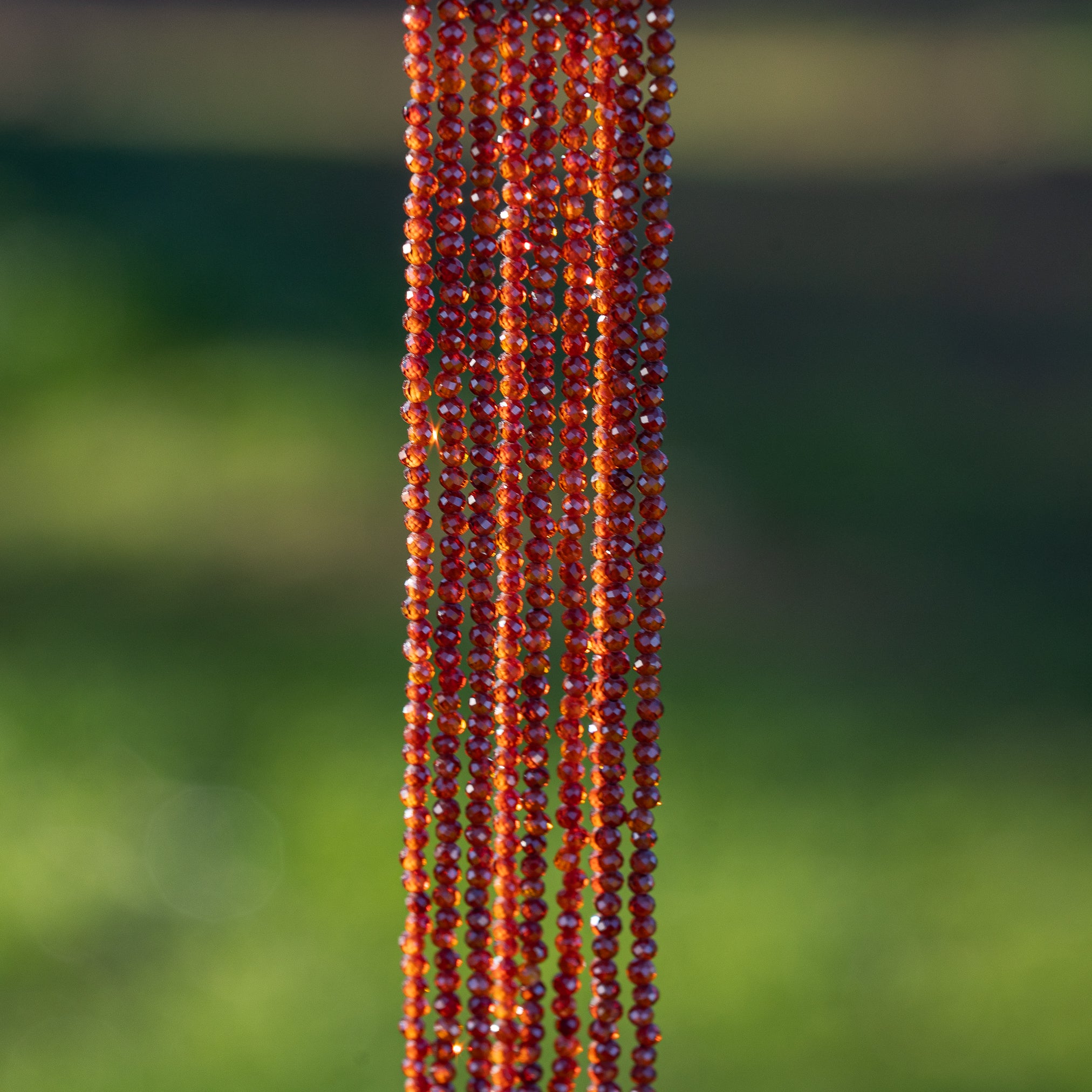 Perles rondes facettes de zirconium cuivré de 2 mm ( rang de env 222 perles )