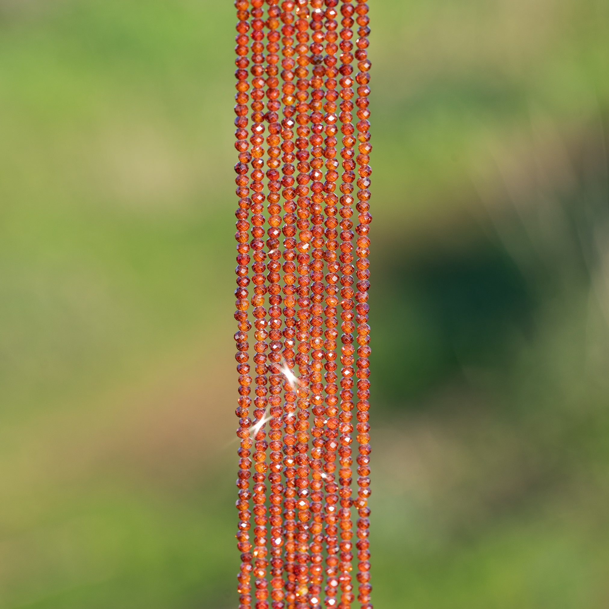 Perles rondes facettes de zirconium cuivré de 2 mm ( rang de env 222 perles )