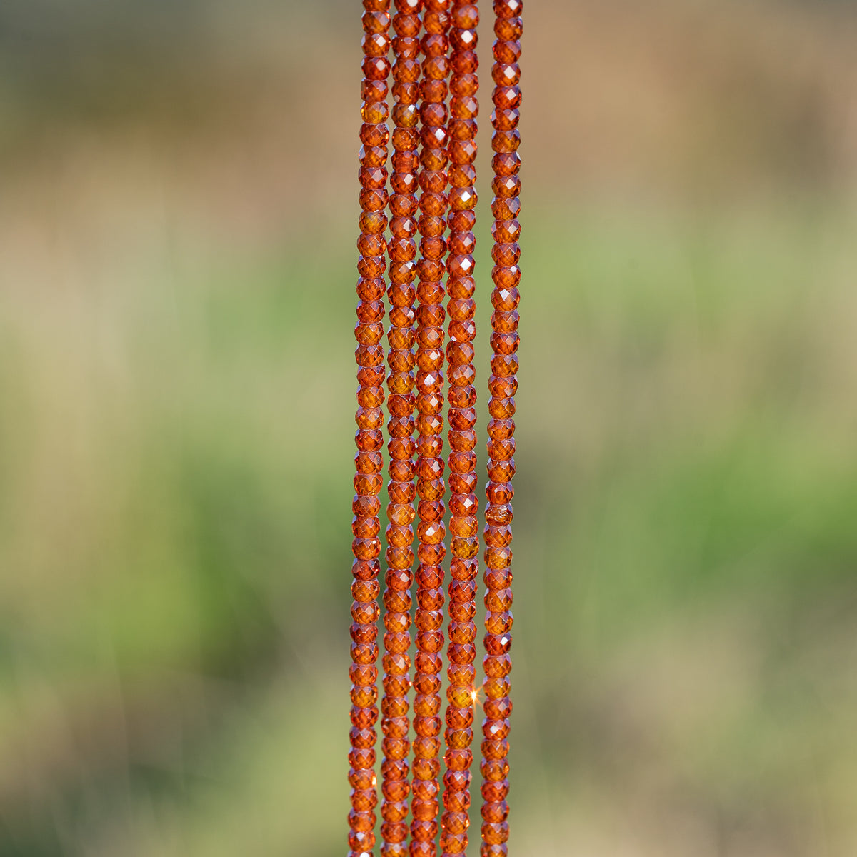 Perles rondelles facettes de zirconium cuivré ou orange vif de 3 x 2 mm ( 1/2 rang de env 80 perles )