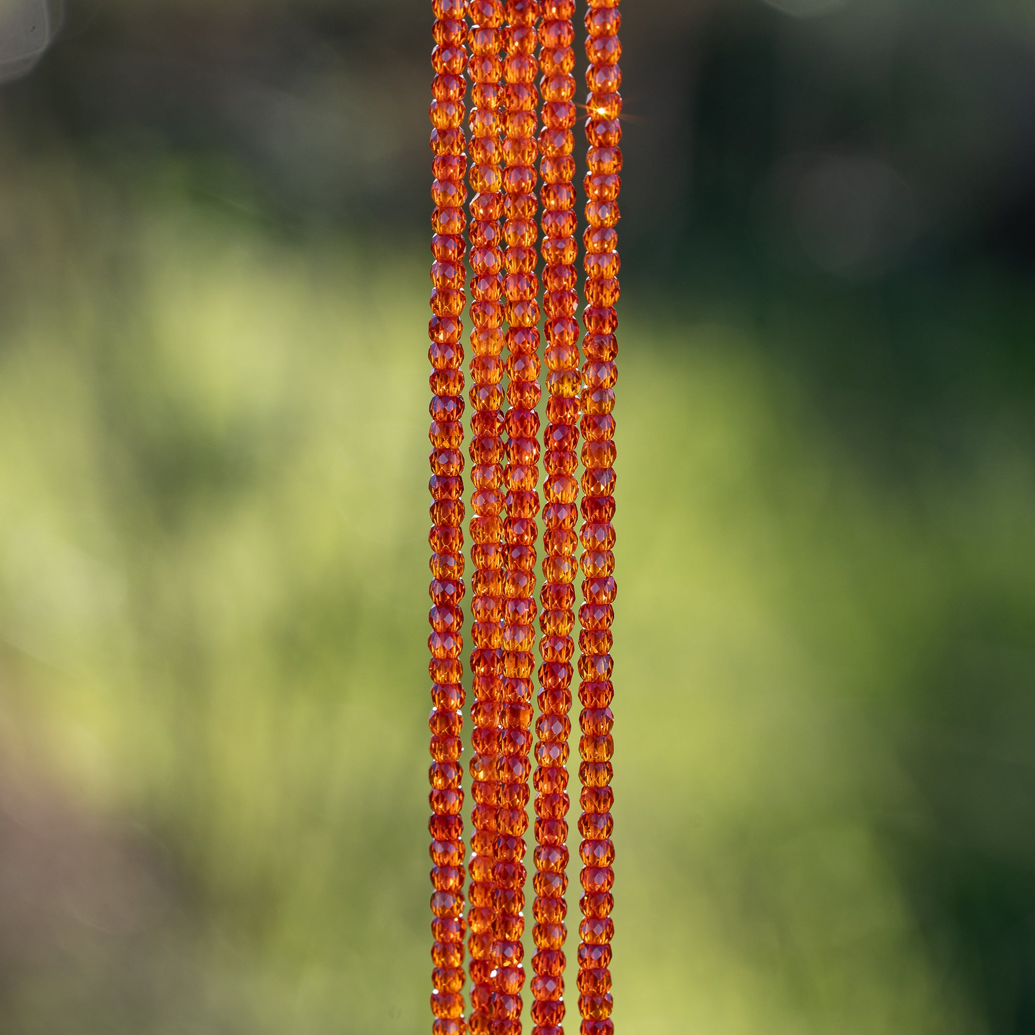 Perles rondelles facettes de zirconium cuivré ou orange vif de 3 x 2 mm ( 1/2 rang de env 80 perles )