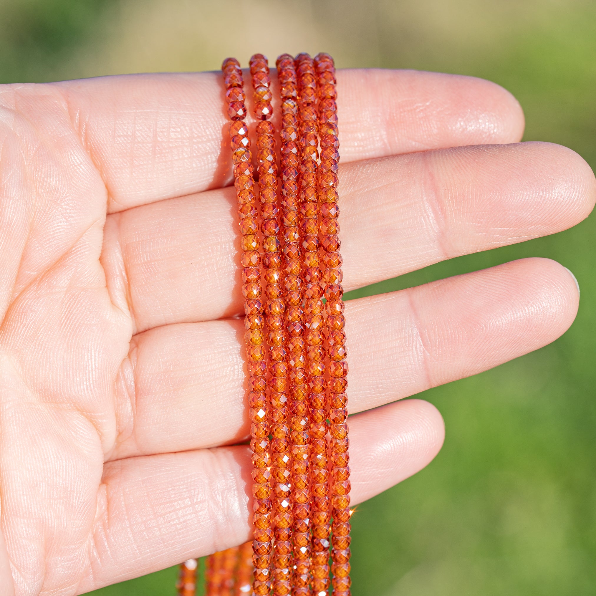 Perles rondelles facettes de zirconium cuivré de 3 x 2 mm ( rang de env 158 perles )