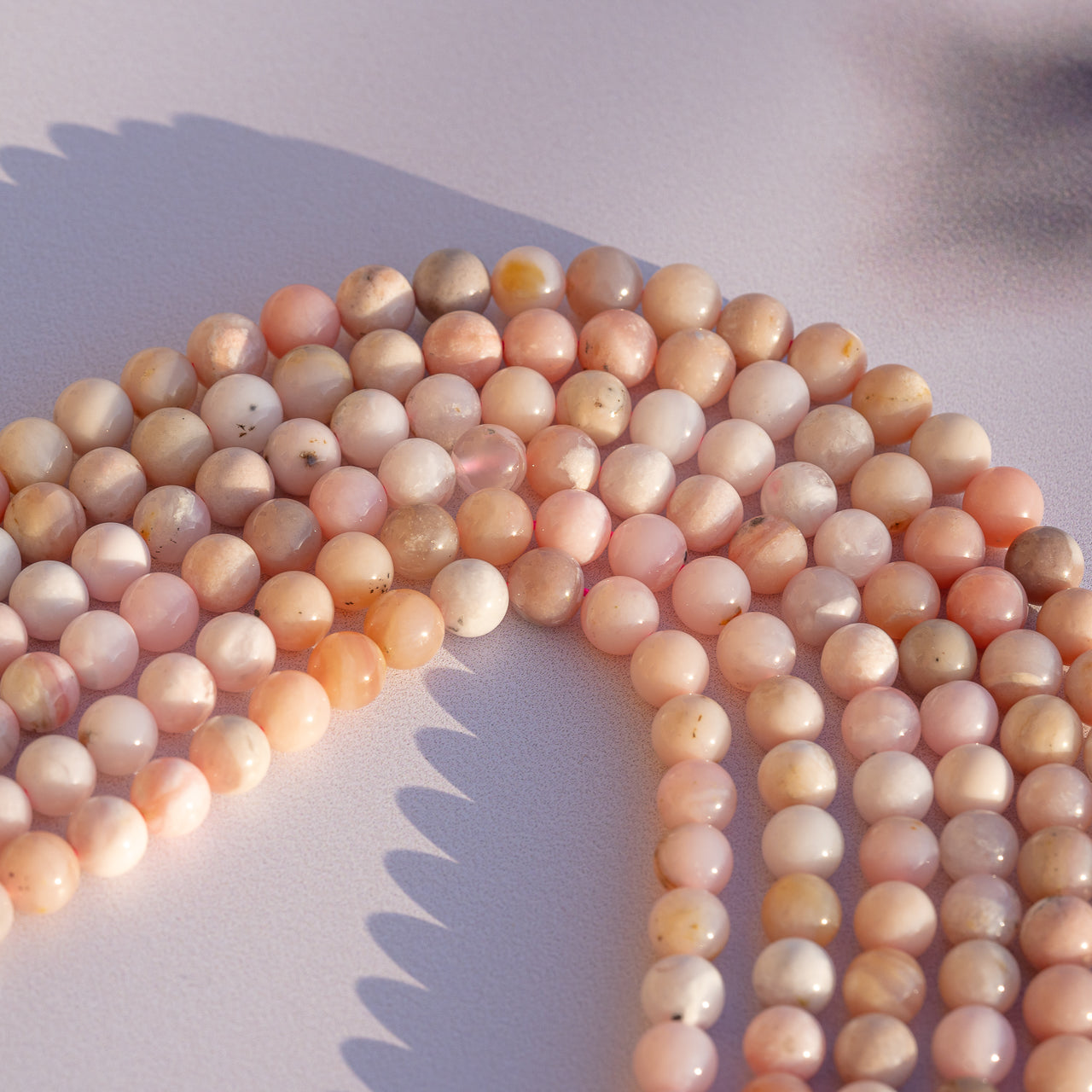 Perles rondes lisses en Opale rose grade a de 6/6,5 mm ( 1/2 rang de env 34/30 perles )