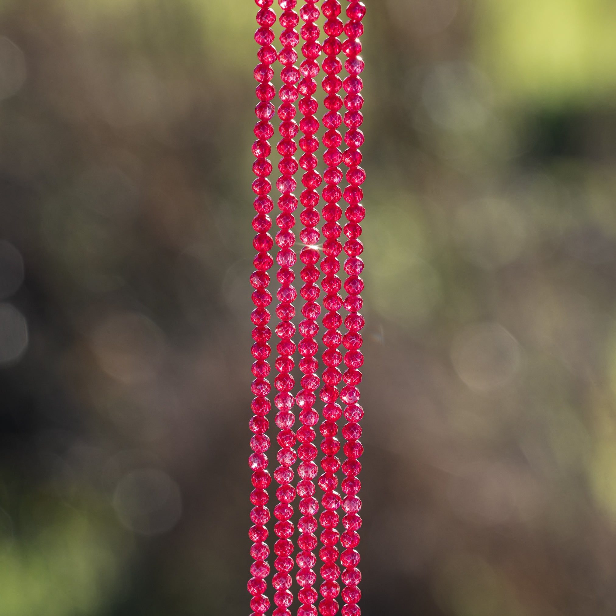 Perles rondes facettes de zirconium rose vif de 3 mm ( rang de env 134 perles )