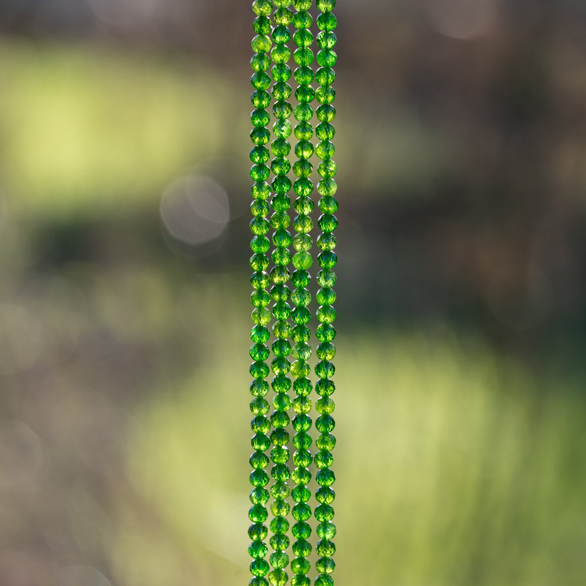 Perles rondes facettes de Diopside chrome de 3 mm ( 1/2 rang de env 68 perles )