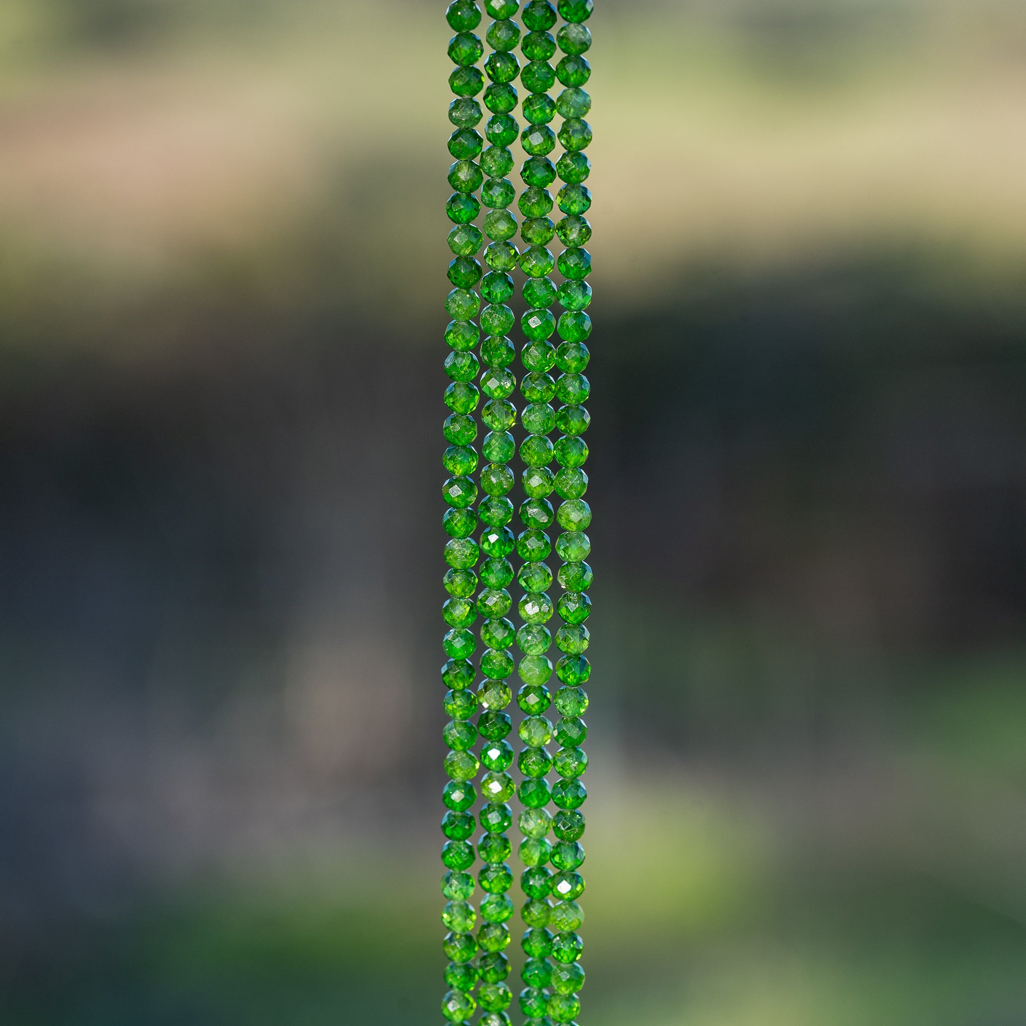 Perles rondes facettes de Diopside chrome de 3 mm ( 1/2 rang de env 68 perles )