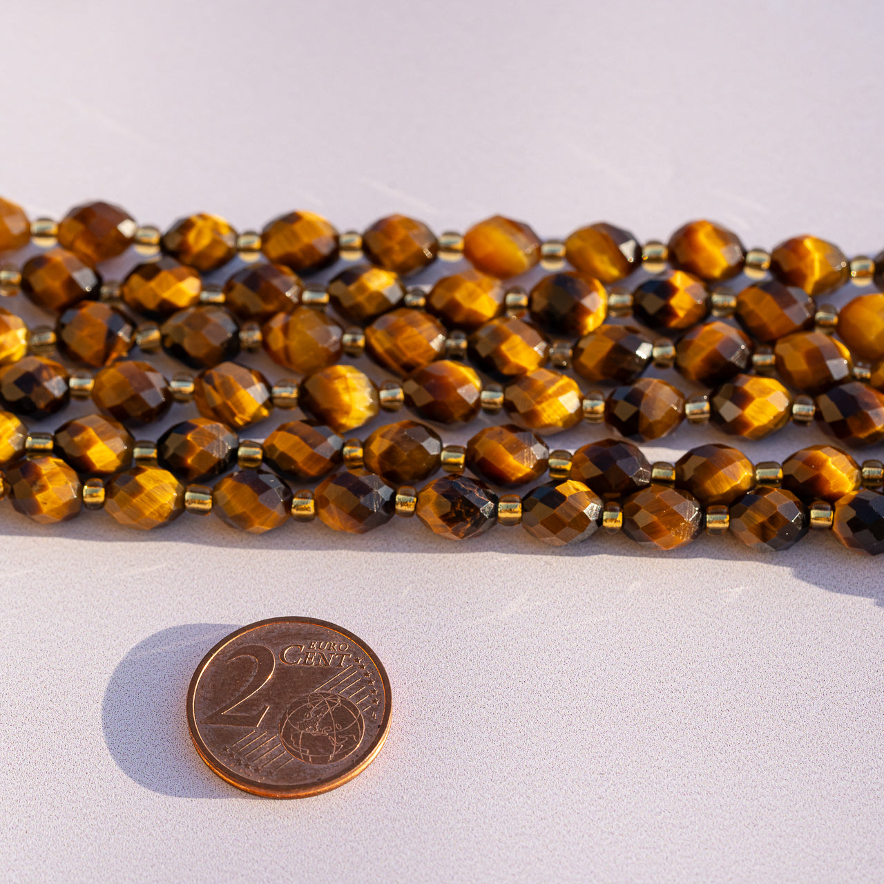 Perles ovales facettes en Oeil de tigre de 8 mm ( 1/2 rang de env 19 perles )