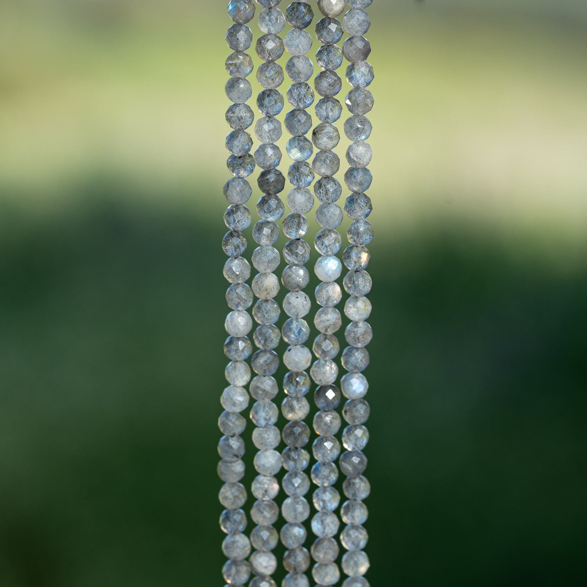 Perles rondes facettes de Labradorite de 3,5/4 mm ( rang de env 104 perles )