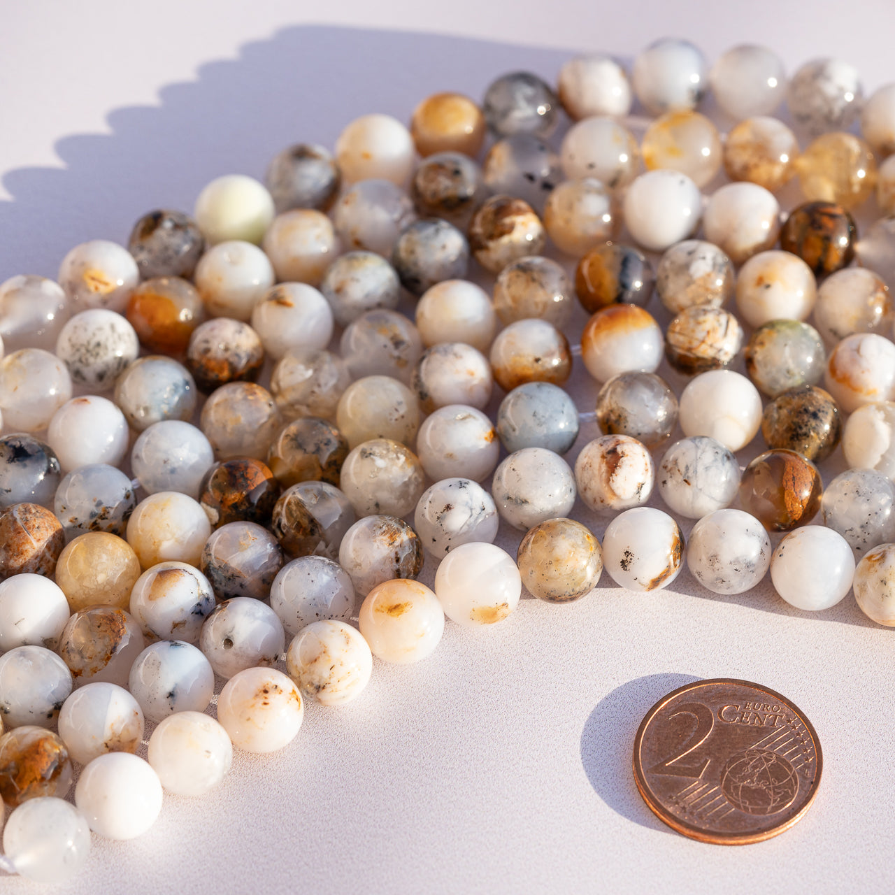 Perles rondes lisses en Opale blanche Africaine de 8 mm ( 1/2 rang de env 23 perles )