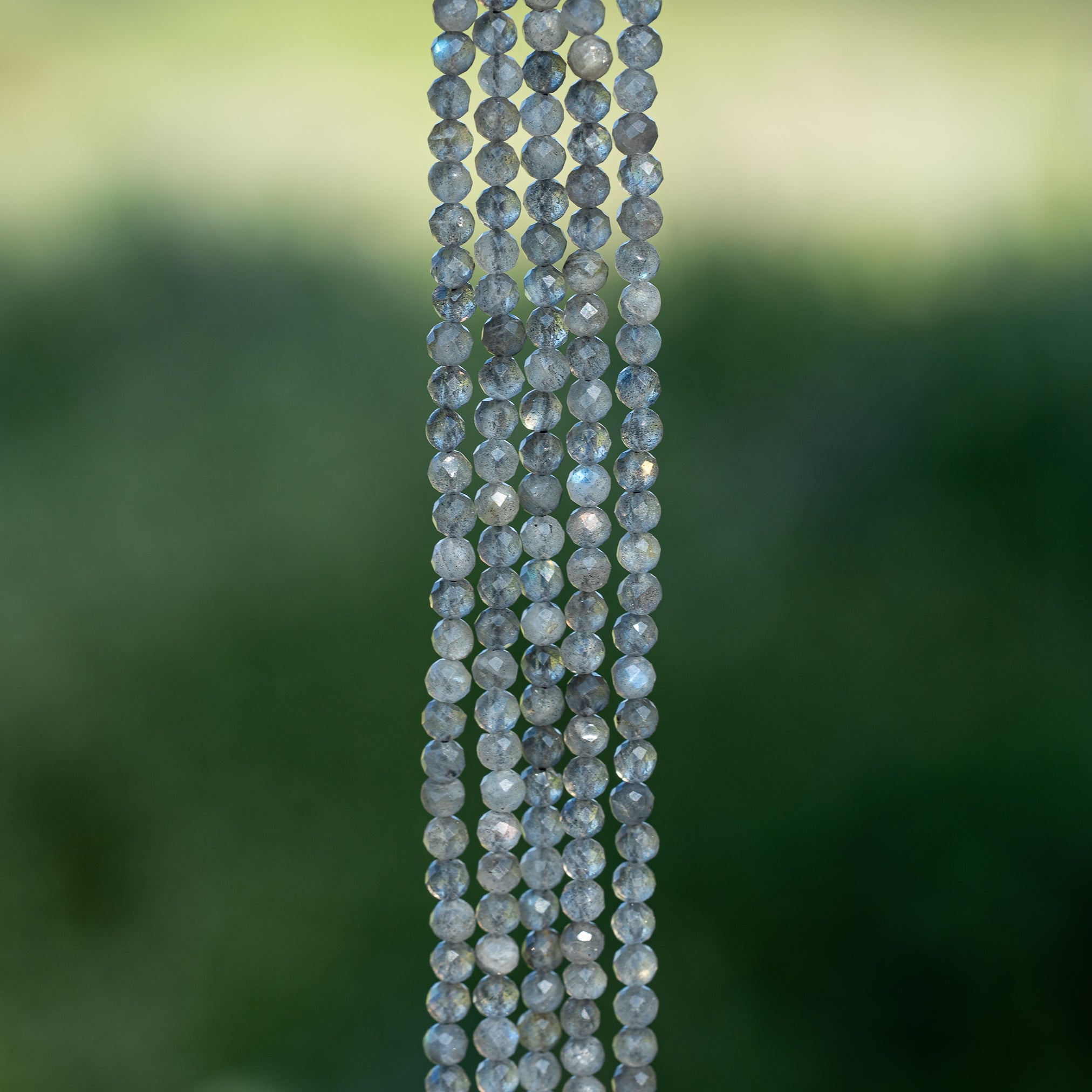 Perles rondes facettes de Labradorite de 3,5/4 mm ( rang de env 104 perles )