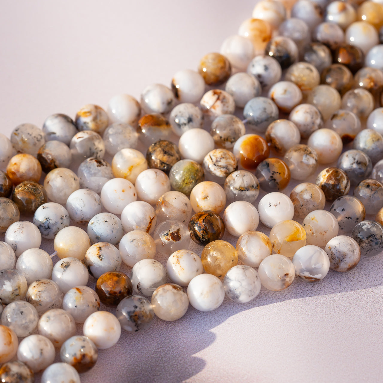 Perles rondes lisses en Opale blanche Africaine de 8 mm ( 1/2 rang de env 23 perles )