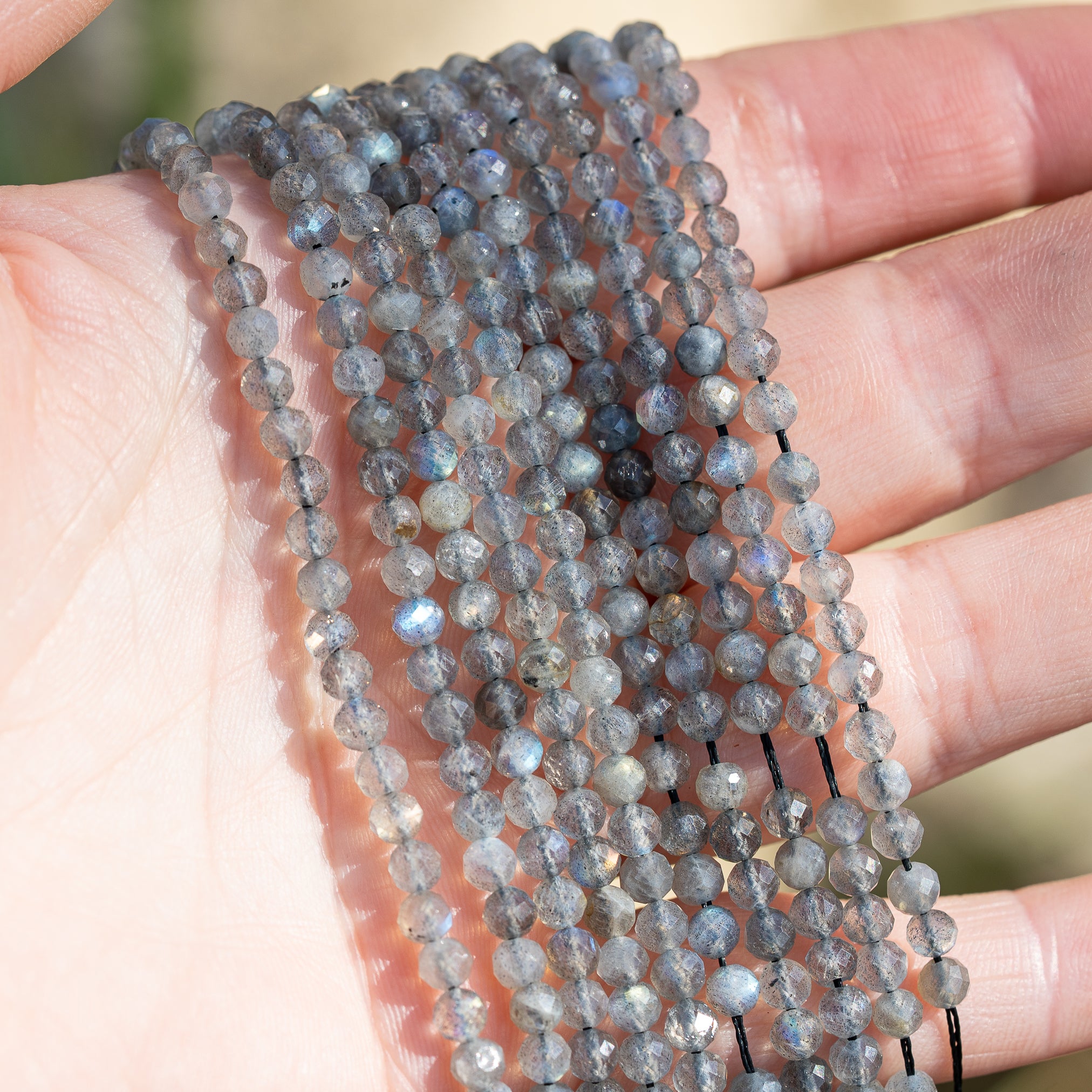 Perles rondes facettes de Labradorite de 3,5/4 mm ( rang de env 104 perles )
