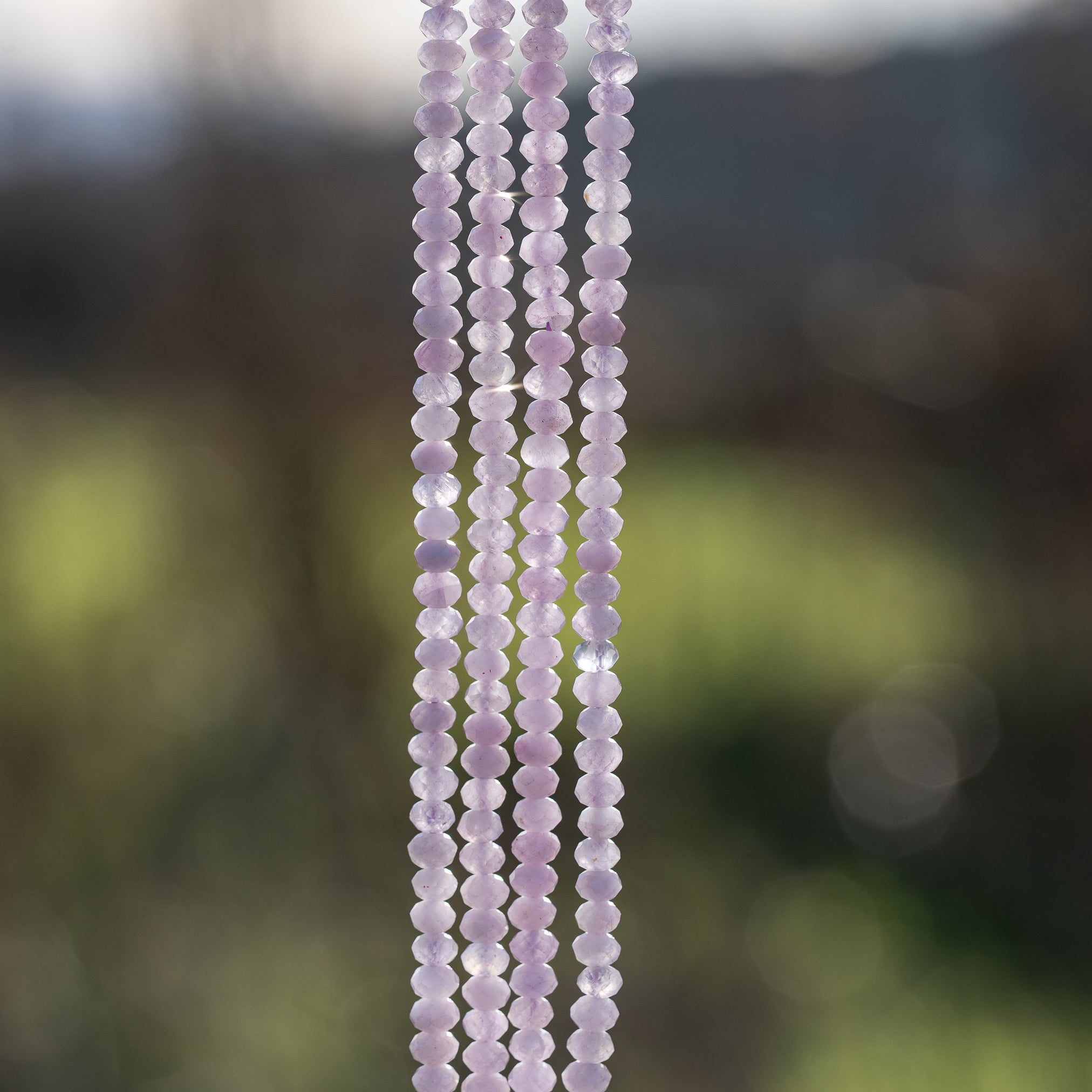 Perles rondelles facettes de Kunzite de 3,5 x 2,5 mm ( 1/2 rang de env 70 perles )